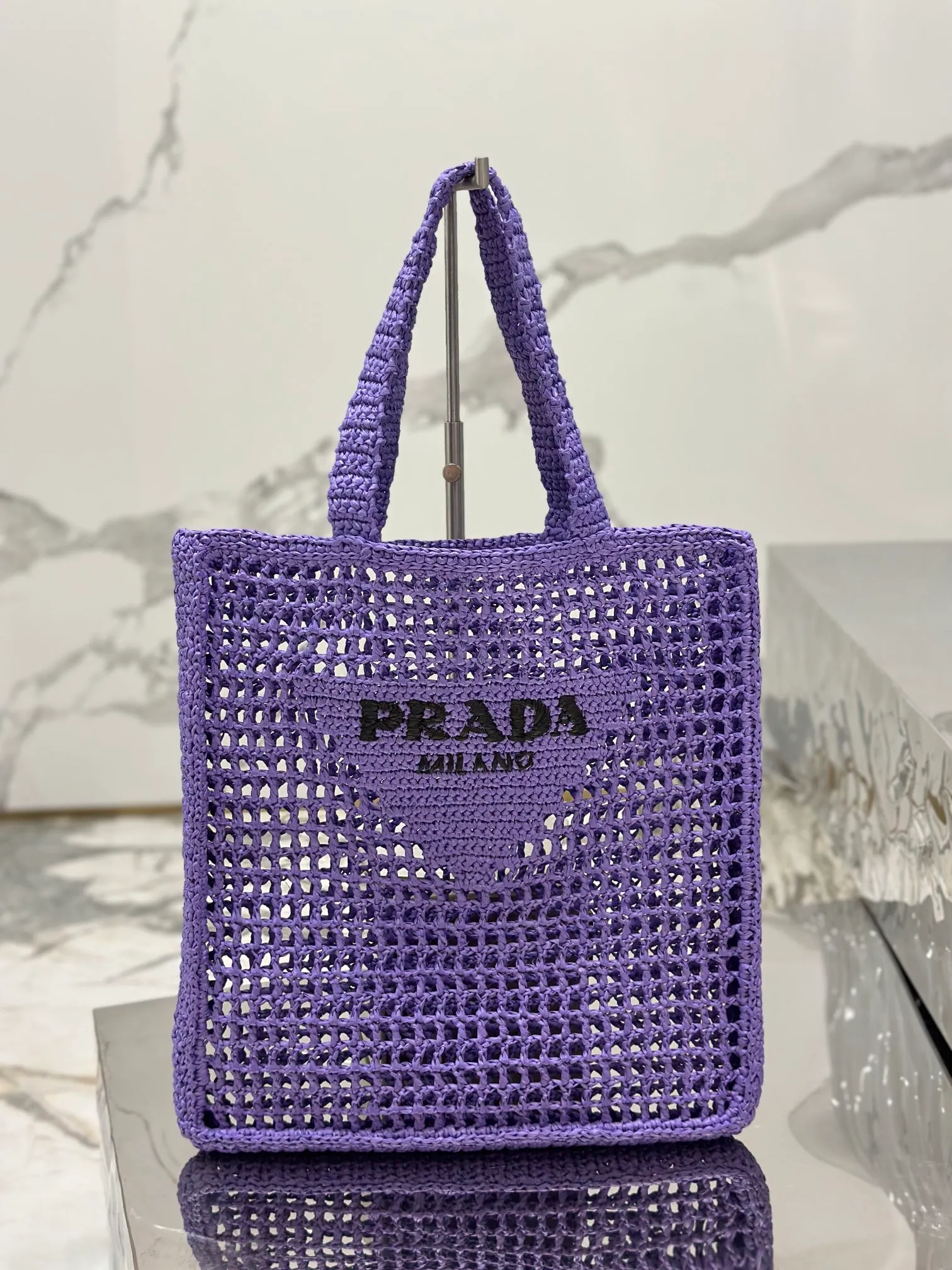 💰1160🌟Raffia woven tote bag This soft deconstructed tote bag is made of raffia fiber material. The light and natural material expresses the summer mood. The iconic house triangle logo is reinterpreted and decorates the front of the bag, with an embroidered lettering logo in the center to evoke the brand's style. Dimensions: length 36x height 38x bottom 3cm Style number: 1BG393