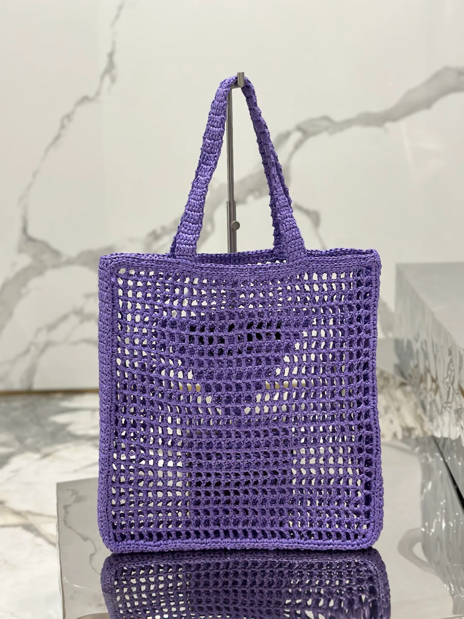 💰1160🌟Raffia woven tote bag This soft deconstructed tote bag is made of raffia fiber material. The light and natural material expresses the summer mood. The iconic house triangle logo is reinterpreted and decorates the front of the bag, with an embroidered lettering logo in the center to evoke the brand's style. Dimensions: length 36x height 38x bottom 3cm Style number: 1BG393