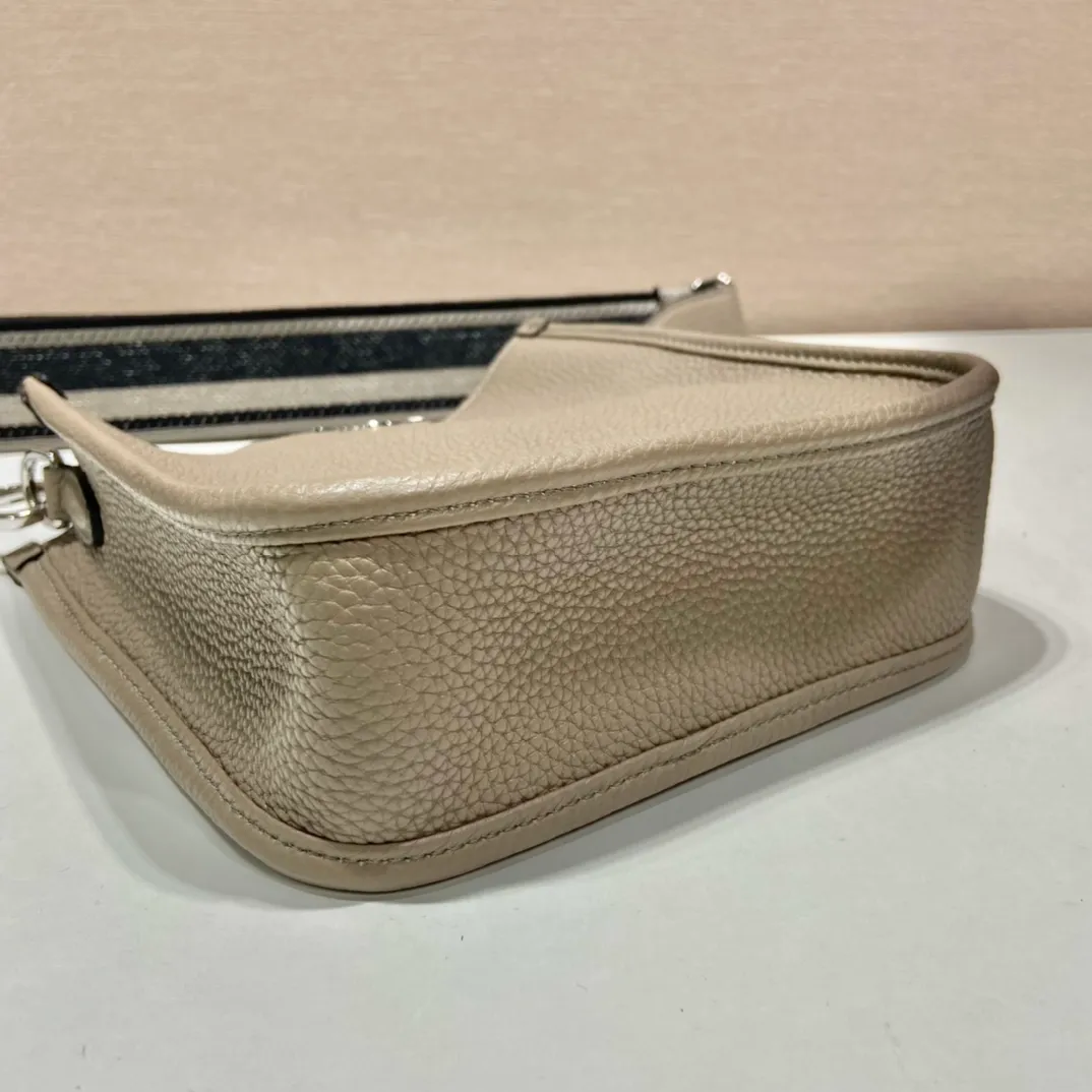 💰1600👏New double shoulder strap bag👏1BH191/tote bag This leather mini shoulder bag has a simple design. A metallic triangle logo on the front adds signature tone. Equipped with detachable logo-printed webbing and leather shoulder straps, it can be exchanged at any time for different outfits and occasions😘😘to highlight its modern style. High fashion is the main fashion for daily matching. Hurry up and get it, it’s so beautiful👏👏 Length 19x height 20x base 6cm👏👏