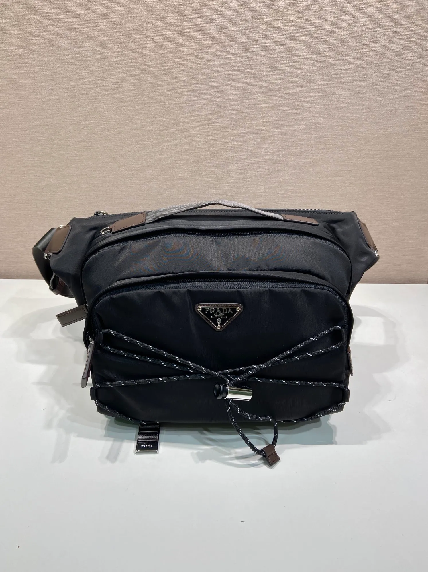 💰1320🎉New messenger bag🎉2VH201🎉🎉 This multifunctional and dynamic shoulder bag combines urban style with outdoor elements. This Re-Nylon bag has a lightweight, roomy design with a large exterior pocket and leather trim. With adjustable technical cord, flat padded nylon strap handle, adjustable nylon strap shoulder strap. Zipper closure, large capacity and fashionable upper body effect, get it now. Another popular style that will never go out of style🎉🎉 Length 30x Height 22x Bottom 10cm🎉🎉🎉💰💰💰