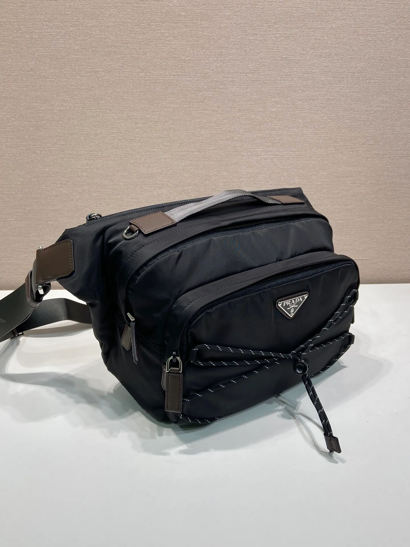 💰1320🎉New messenger bag🎉2VH201🎉🎉 This multifunctional and dynamic shoulder bag combines urban style with outdoor elements. This Re-Nylon bag has a lightweight, roomy design with a large exterior pocket and leather trim. With adjustable technical cord, flat padded nylon strap handle, adjustable nylon strap shoulder strap. Zipper closure, large capacity and fashionable upper body effect, get it now. Another popular style that will never go out of style🎉🎉 Length 30x Height 22x Bottom 10cm🎉🎉🎉💰💰💰