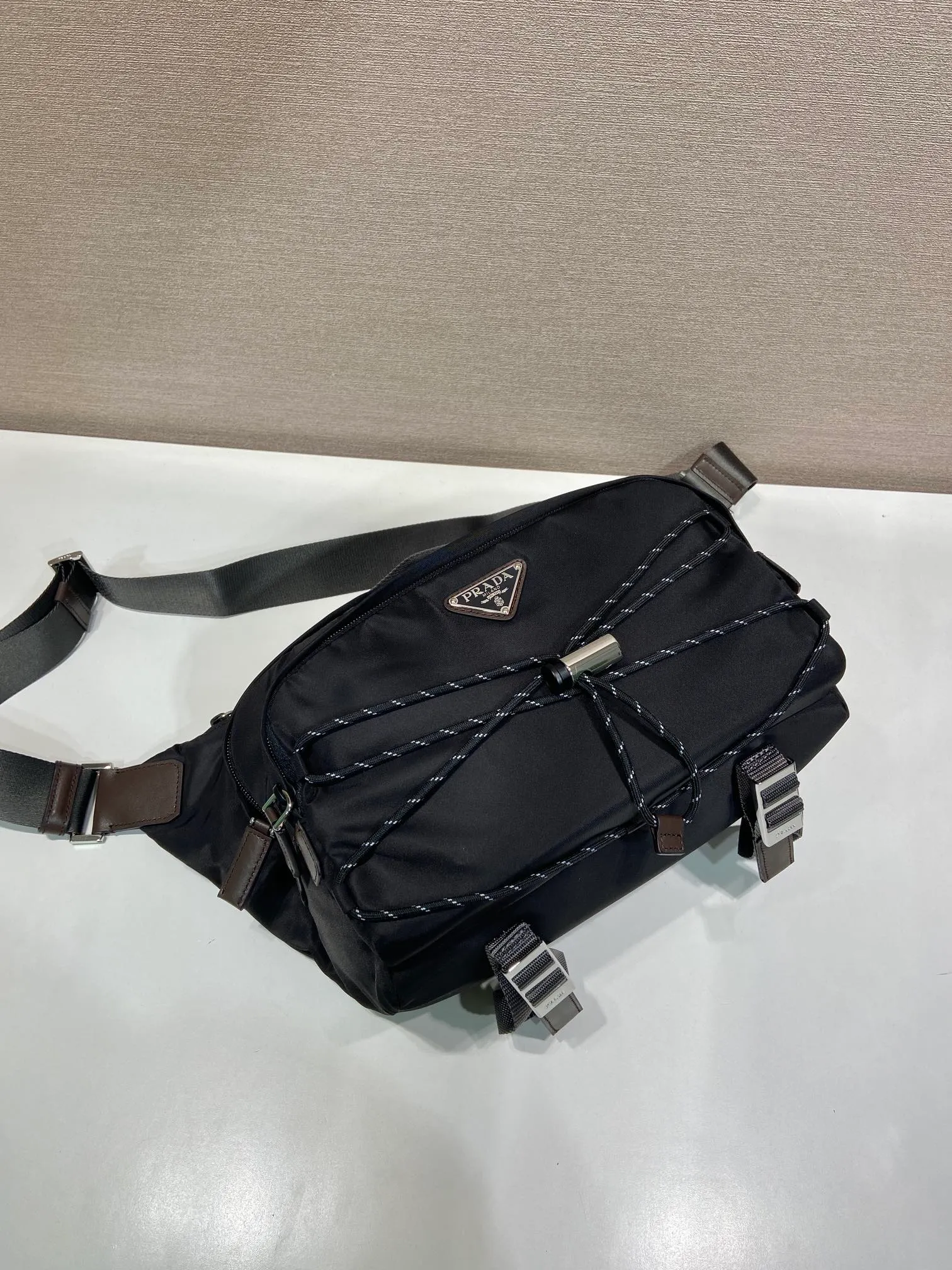 💰1320🎉New messenger bag🎉2VH201🎉🎉 This multifunctional and dynamic shoulder bag combines urban style with outdoor elements. This Re-Nylon bag has a lightweight, roomy design with a large exterior pocket and leather trim. With adjustable technical cord, flat padded nylon strap handle, adjustable nylon strap shoulder strap. Zipper closure, large capacity and fashionable upper body effect, get it now. Another popular style that will never go out of style🎉🎉 Length 30x Height 22x Bottom 10cm🎉🎉🎉💰💰💰