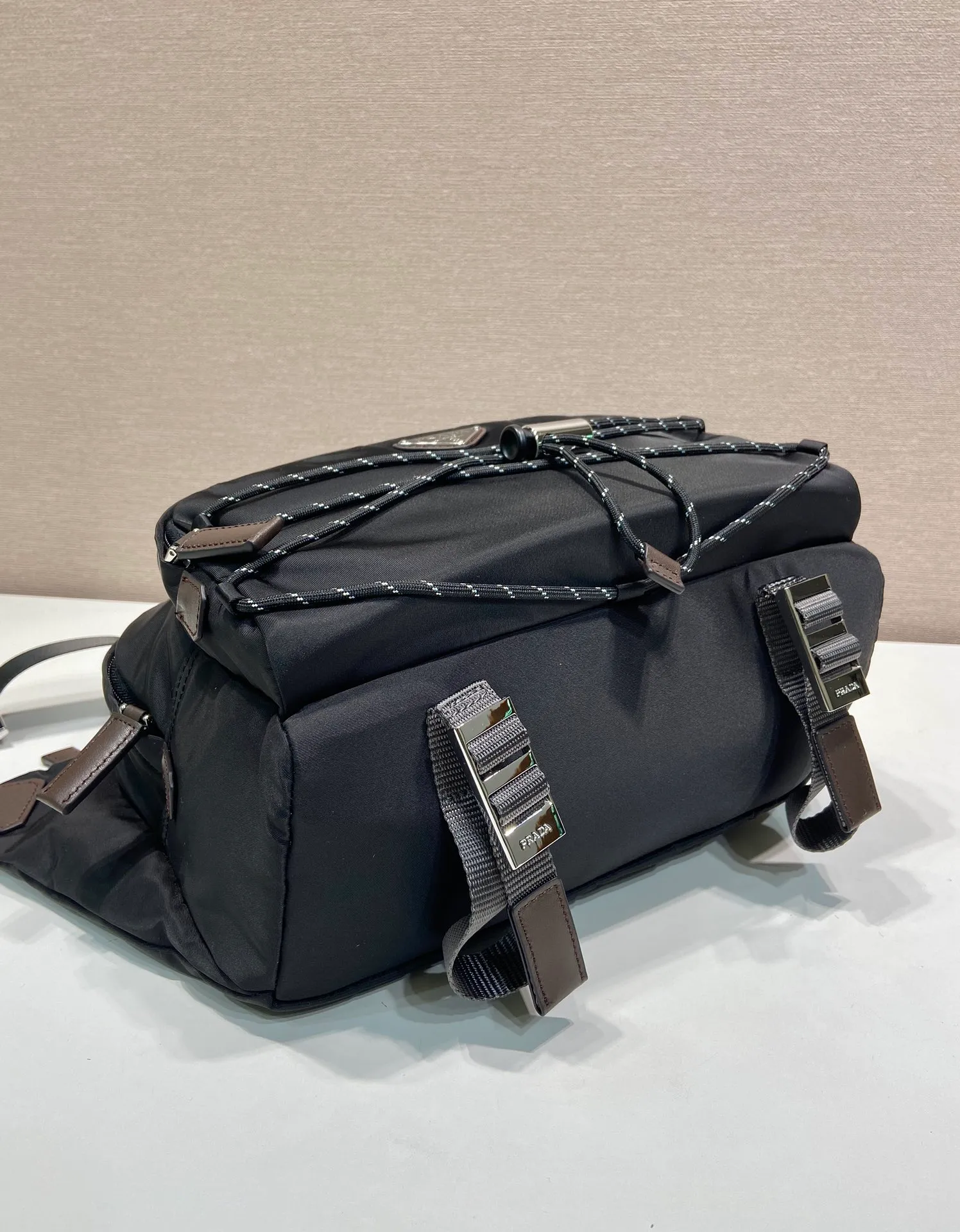 💰1320🎉New messenger bag🎉2VH201🎉🎉 This multifunctional and dynamic shoulder bag combines urban style with outdoor elements. This Re-Nylon bag has a lightweight, roomy design with a large exterior pocket and leather trim. With adjustable technical cord, flat padded nylon strap handle, adjustable nylon strap shoulder strap. Zipper closure, large capacity and fashionable upper body effect, get it now. Another popular style that will never go out of style🎉🎉 Length 30x Height 22x Bottom 10cm🎉🎉🎉💰💰💰