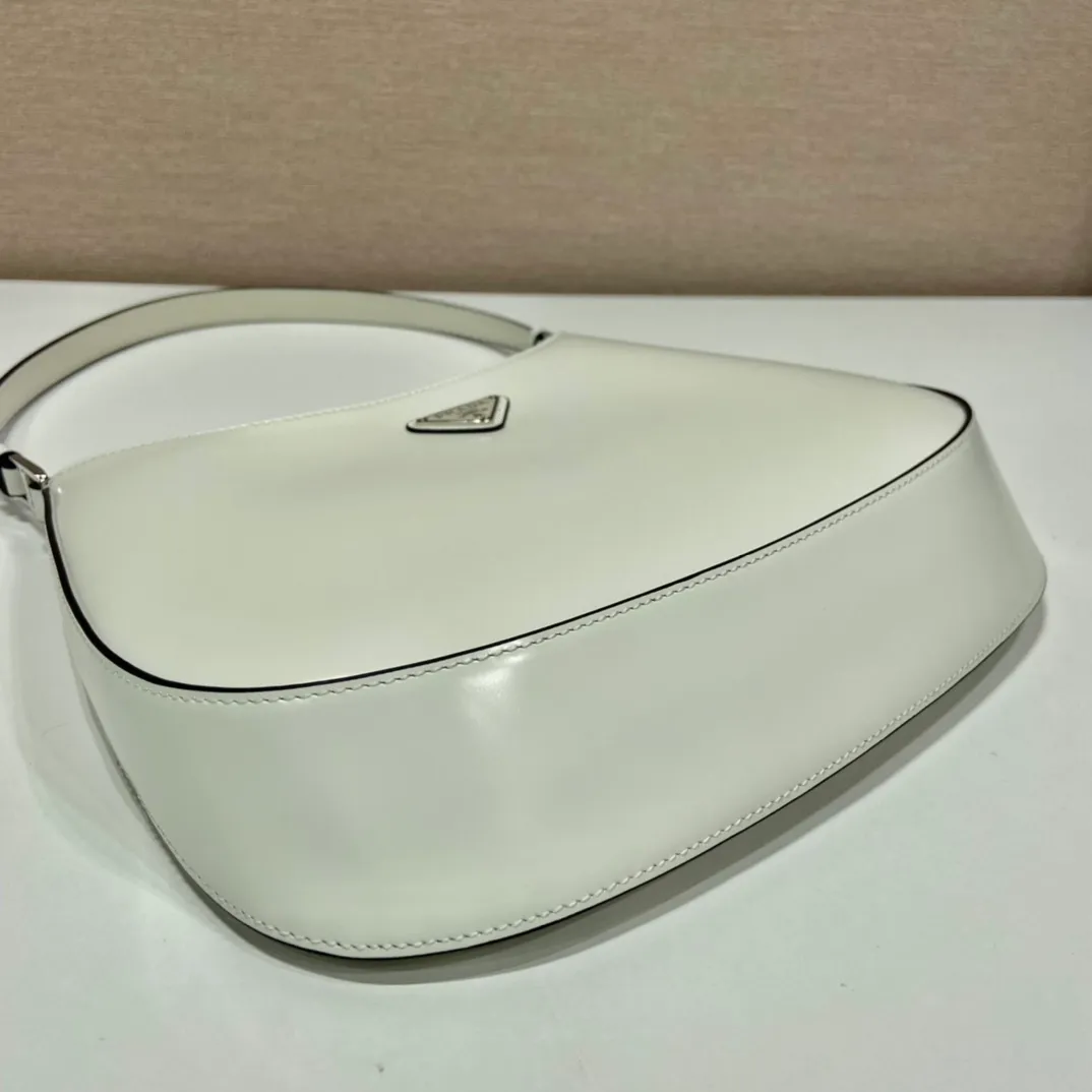 💰1120🎉New armpit bag🎉New second-hand armpit bag😘😘New color🎉 This year’s hot second-hand armpit bag has always been very popular. The whole leather is delicate and smooth. The special-shaped bag design is cool and fashionable, with enough capacity. It is light and can be packed. It is perfect without being outdated. The retro-feel concave shape is another popular style that has been popular among internet celebrities🙊🙊 Style number: 1BC499 Length 26.5x Height 15x Bottom 4cm