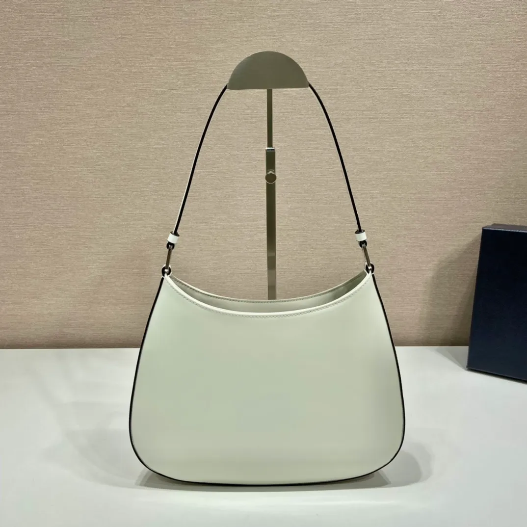 💰1120🎉New armpit bag🎉New second-hand armpit bag😘😘New color🎉 This year’s hot second-hand armpit bag has always been very popular. The whole leather is delicate and smooth. The special-shaped bag design is cool and fashionable, with enough capacity. It is light and can be packed. It is perfect without being outdated. The retro-feel concave shape is another popular style that has been popular among internet celebrities🙊🙊 Style number: 1BC499 Length 26.5x Height 15x Bottom 4cm