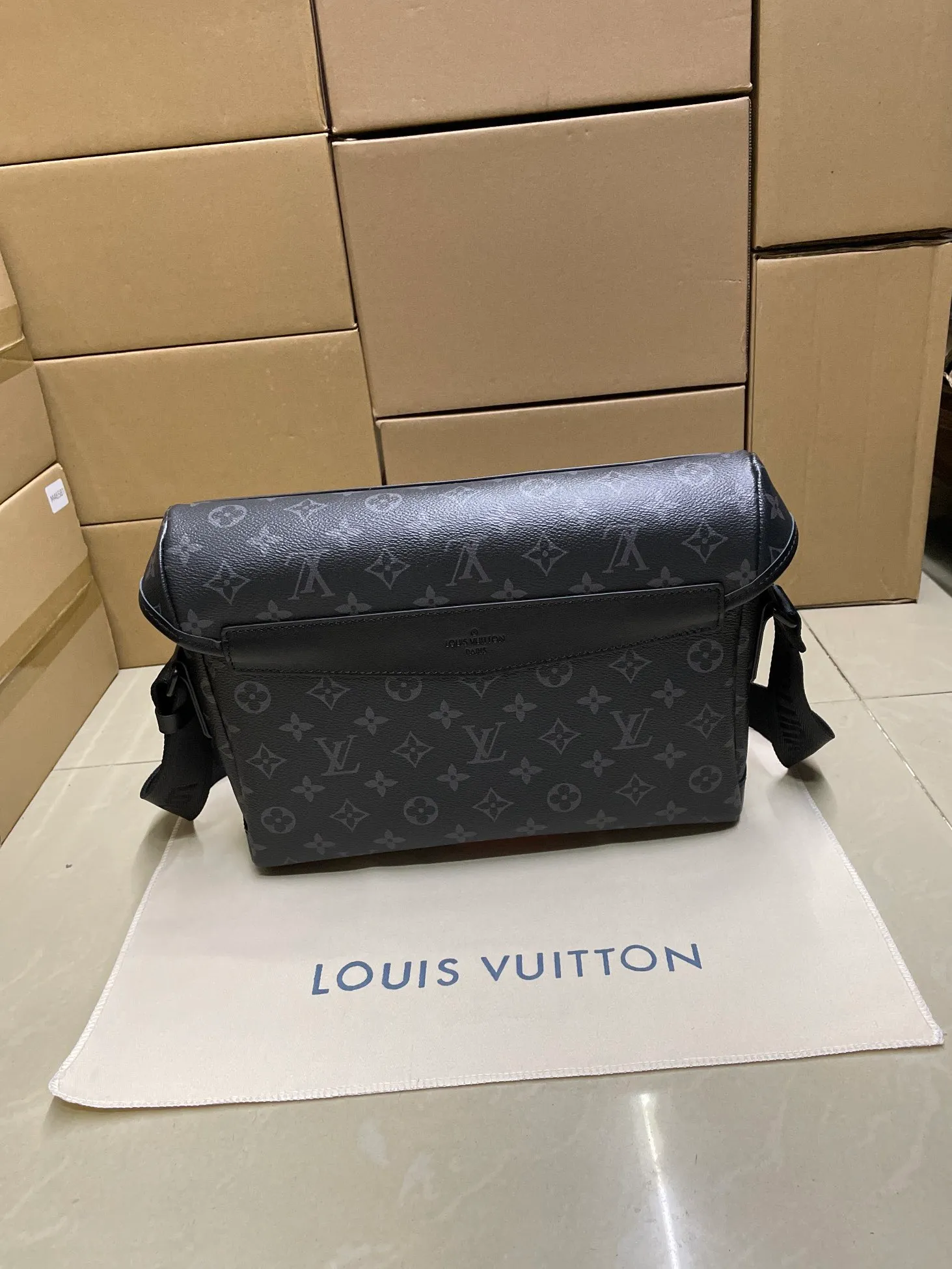 P¥820👉nfc163C01 dynamic chip version👈 [Top inspection-free all-steel hardware] M12517 black flower Voyager small messenger bag is made of Monogram Eclipse canvas to create a comfortable and portable configuration, which can easily accommodate tablets, chargers and other daily needs. The quick-release buckle features the LV monogram, and the adjustable shoulder strap allows for shoulder or cross-body wear. 22.5 x 11 x 33 cm (height x width x length)