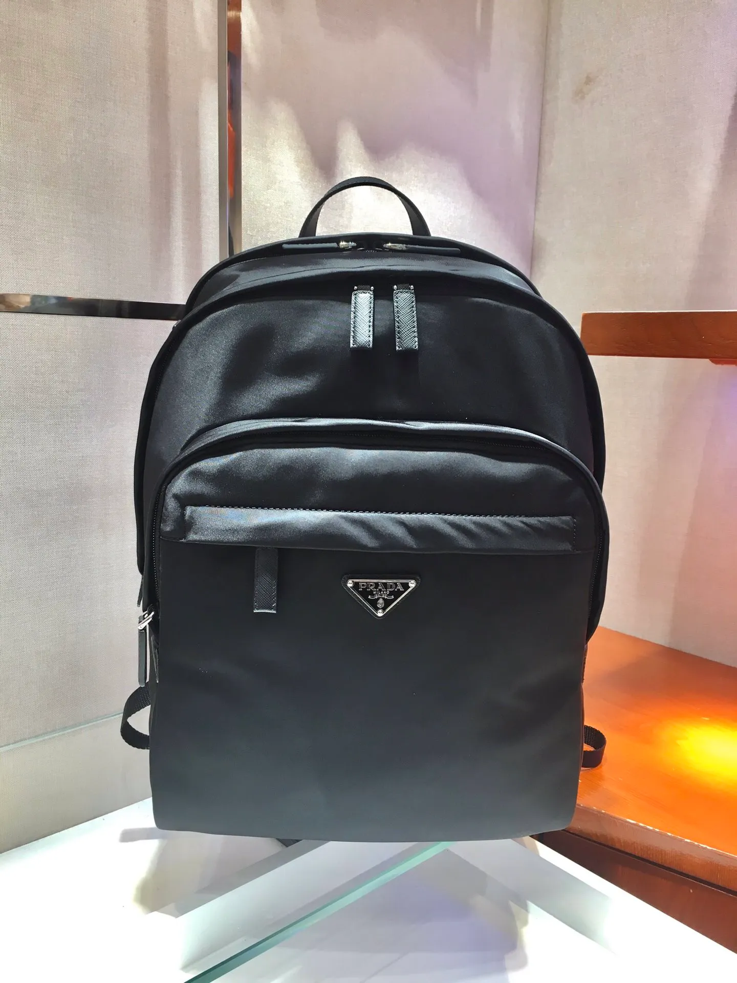 💰1320🎉Exclusive debut🎉2VZ048 backpack, original item👏👏This backpack is outlined with imported Saffiano leather trim, presenting modern minimalist lines👍👍Made of imported nylon fabric and cross-grain cowhide combination Complete, top-grade polished metal hardware👏👏Padding design on the back/very comfortable, and can be placed on the trolley case😘😘The functional design of the grid is great👍👍Simple and elegant😘Men deserve it🕺🕺Hurry up and get it👏👏Length 31x Height 43.5X Bottom 20cm