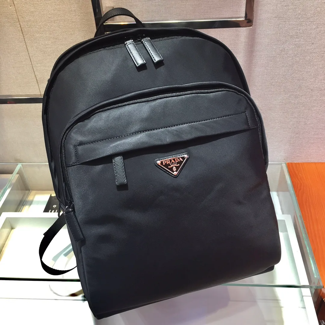 💰1320🎉Exclusive debut🎉2VZ048 backpack, original item👏👏This backpack is outlined with imported Saffiano leather trim, presenting modern minimalist lines👍👍Made of imported nylon fabric and cross-grain cowhide combination Complete, top-grade polished metal hardware👏👏Padding design on the back/very comfortable, and can be placed on the trolley case😘😘The functional design of the grid is great👍👍Simple and elegant😘Men deserve it🕺🕺Hurry up and get it👏👏Length 31x Height 43.5X Bottom 20cm