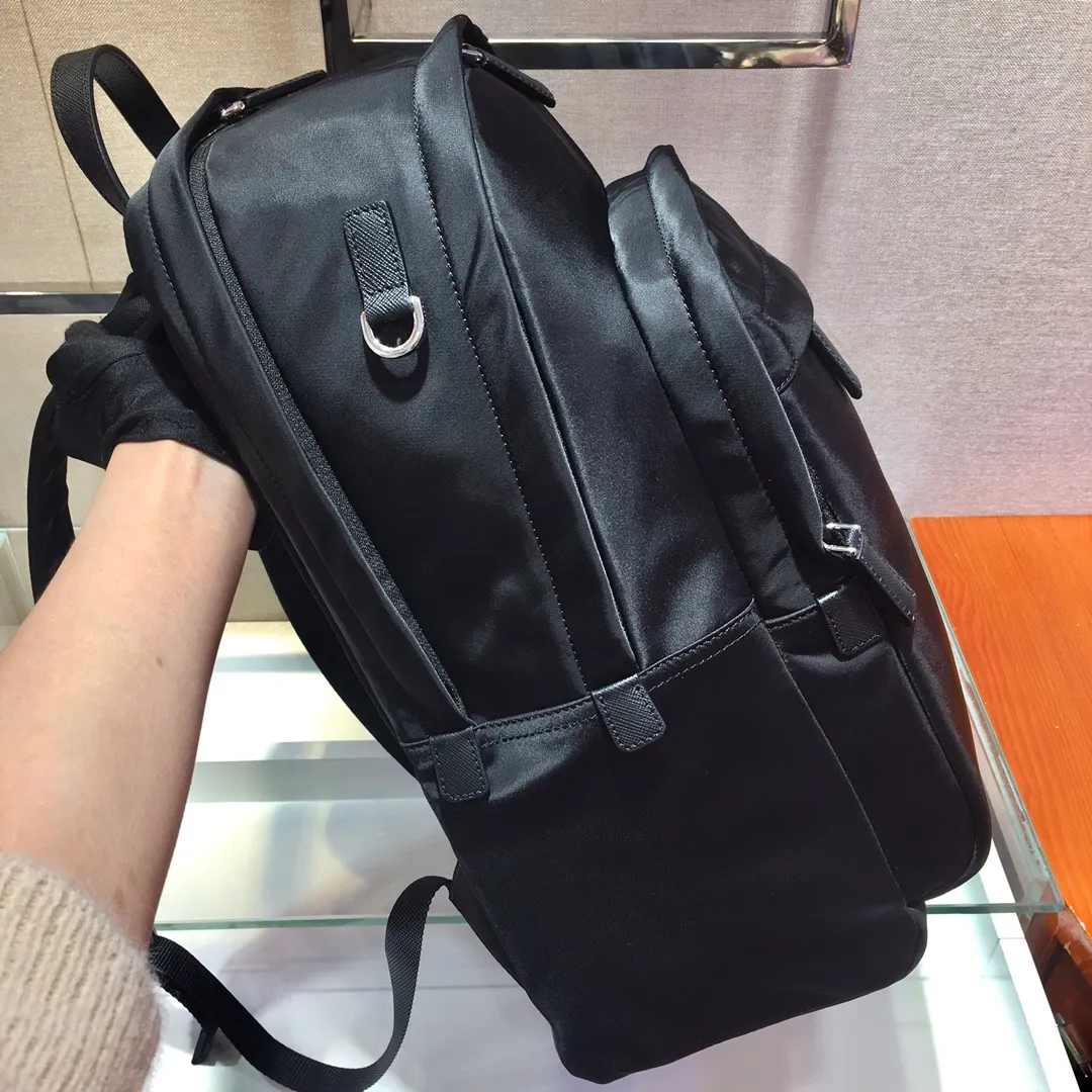 💰1320🎉Exclusive debut🎉2VZ048 backpack, original item👏👏This backpack is outlined with imported Saffiano leather trim, presenting modern minimalist lines👍👍Made of imported nylon fabric and cross-grain cowhide combination Complete, top-grade polished metal hardware👏👏Padding design on the back/very comfortable, and can be placed on the trolley case😘😘The functional design of the grid is great👍👍Simple and elegant😘Men deserve it🕺🕺Hurry up and get it👏👏Length 31x Height 43.5X Bottom 20cm