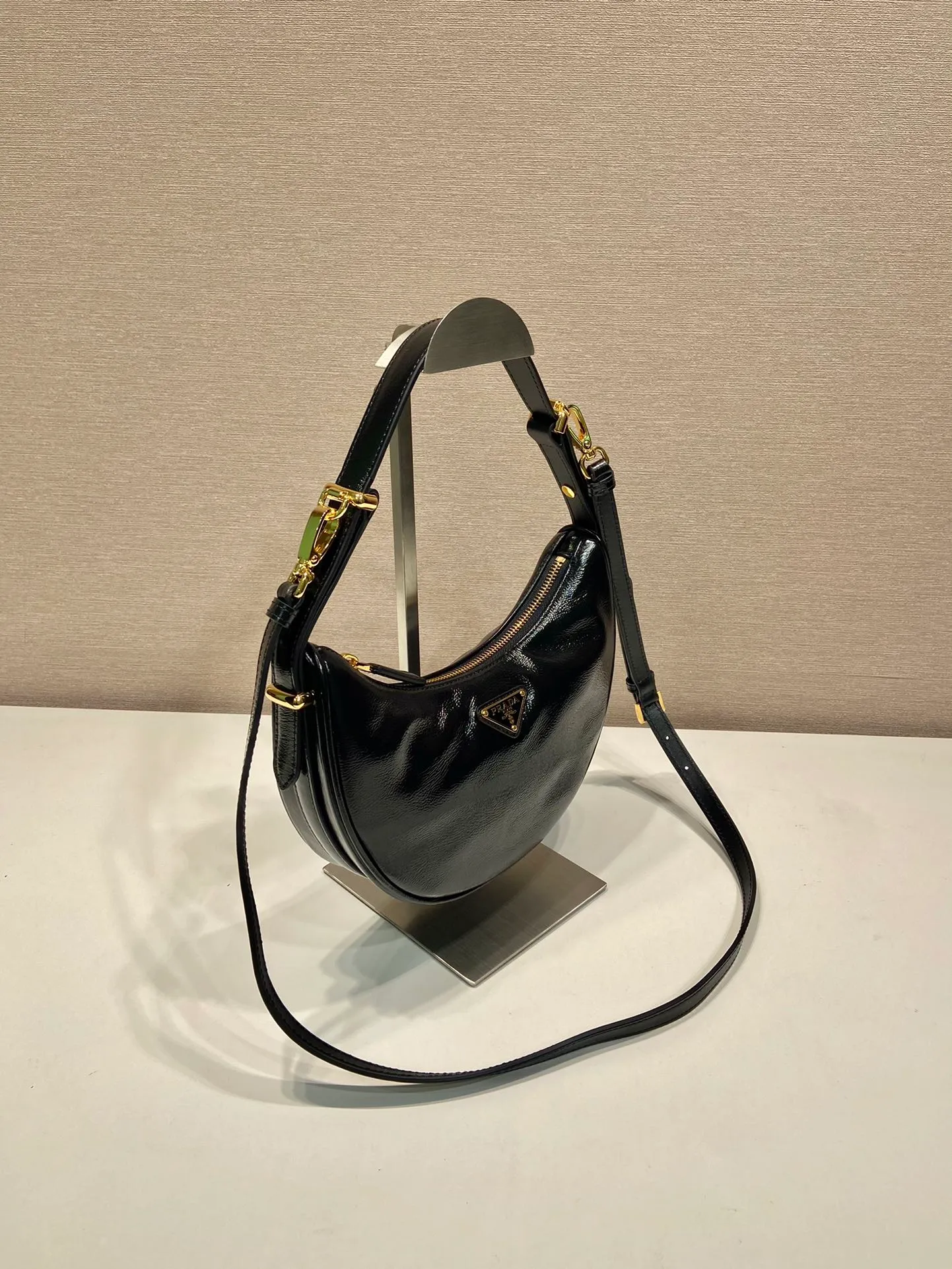 💰1700🎉Moon handbag🎉1BC194 patented wax leather🎉🎉 This simple Moon handbag in patented waxed cowhide exudes modern and versatile charm. The curved body design is equipped with 2 long/short adjustable shoulder straps, making it easy to change the shape at will. It is equipped with imported lambskin inside, and the metal accessories add to the bright style. The upper body effect is very cool/fashionable. It is another popular style that will never go out of style🎉Baby, hurry up and get it🎉 Length 22.5x Height 18.5x Bottom 6.5cm🎉🎉🎉🍊🍊🍊