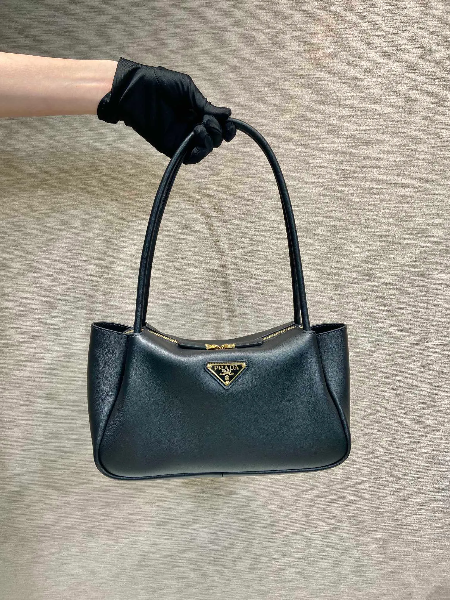 💰1640🎉New product🎉1BA444 shoulder style🎉🎉 This shoulder style is made of calfskin, imported lambskin interior, and top-notch hardware. It can be carried by hand or carried on the shoulder. It is equipped with 2 compartments. It has a large capacity, is simple and practical, and has a beautiful upper body effect. Babies. Get it now🎉🎉 Length 28x Height 18x ​​Bottom 11cm🎉🎉🎉👏👏👏