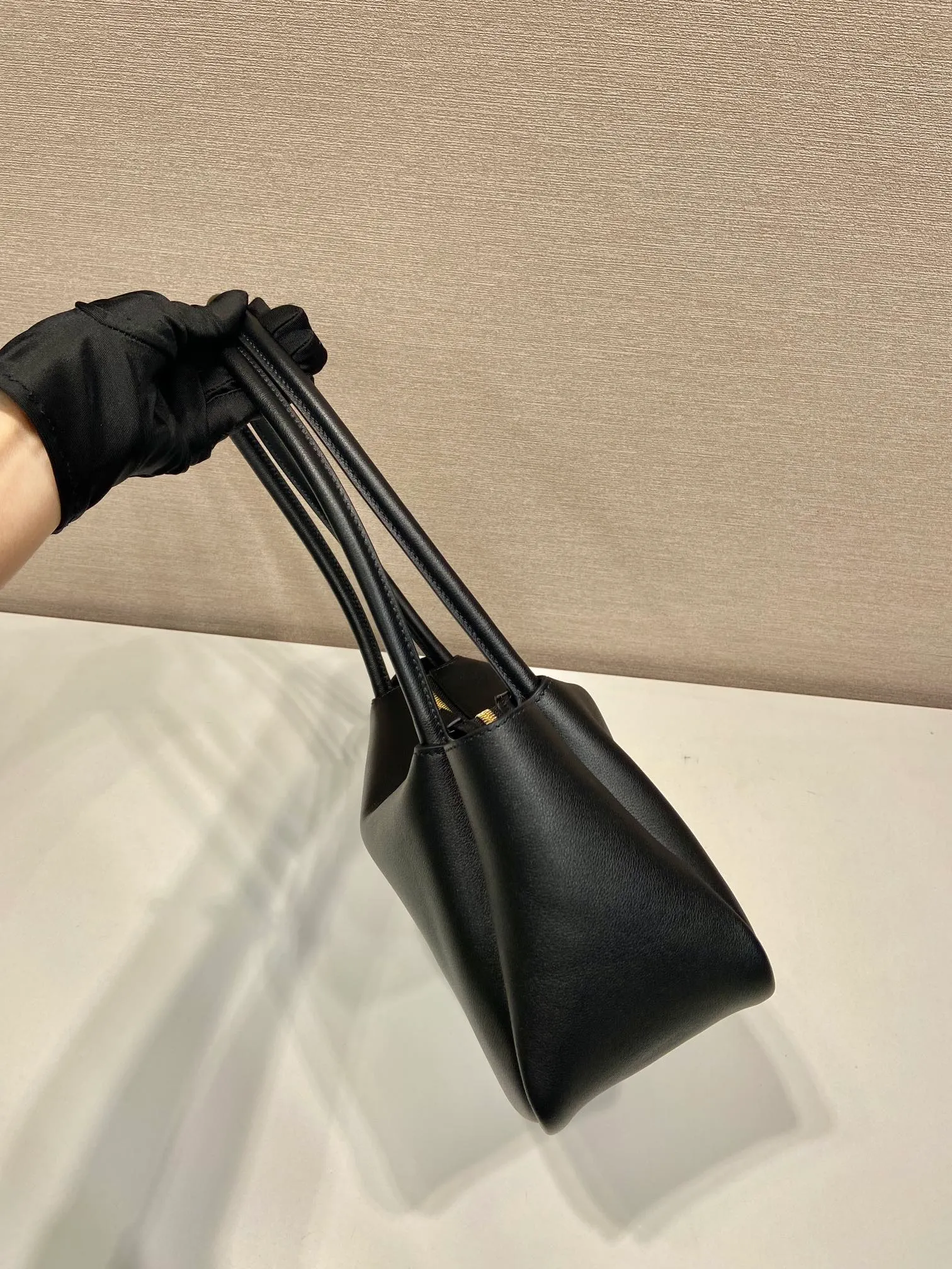 💰1640🎉New product🎉1BA444 shoulder style🎉🎉 This shoulder style is made of calfskin, imported lambskin interior, and top-notch hardware. It can be carried by hand or carried on the shoulder. It is equipped with 2 compartments. It has a large capacity, is simple and practical, and has a beautiful upper body effect. Babies. Get it now🎉🎉 Length 28x Height 18x ​​Bottom 11cm🎉🎉🎉👏👏👏