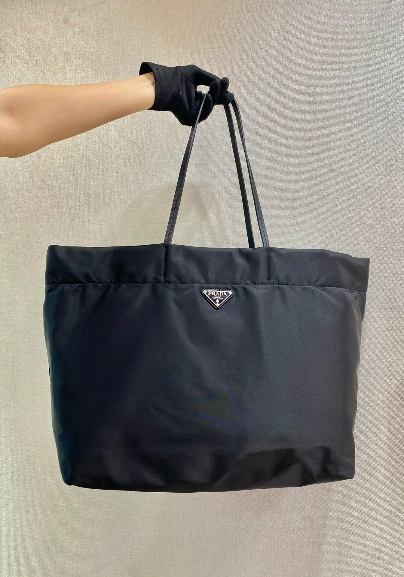 💰920🎉New Tote Bag🎉1BG107🎉This medium tote bag is made of innovative recycled nylon fabric with a simple and stylish design. The body of the bag is equipped with exquisite Saffiano leather handles and is decorated with the iconic enameled triangle metal logo to convey the brand message. Large space capacity 👍 Very practical 👍 Stylish and simple, it is also a shopping bag that will never go out of style. If you like babies, hurry up and get it 😘😘 Length 40x Height 34x Bottom 16cm