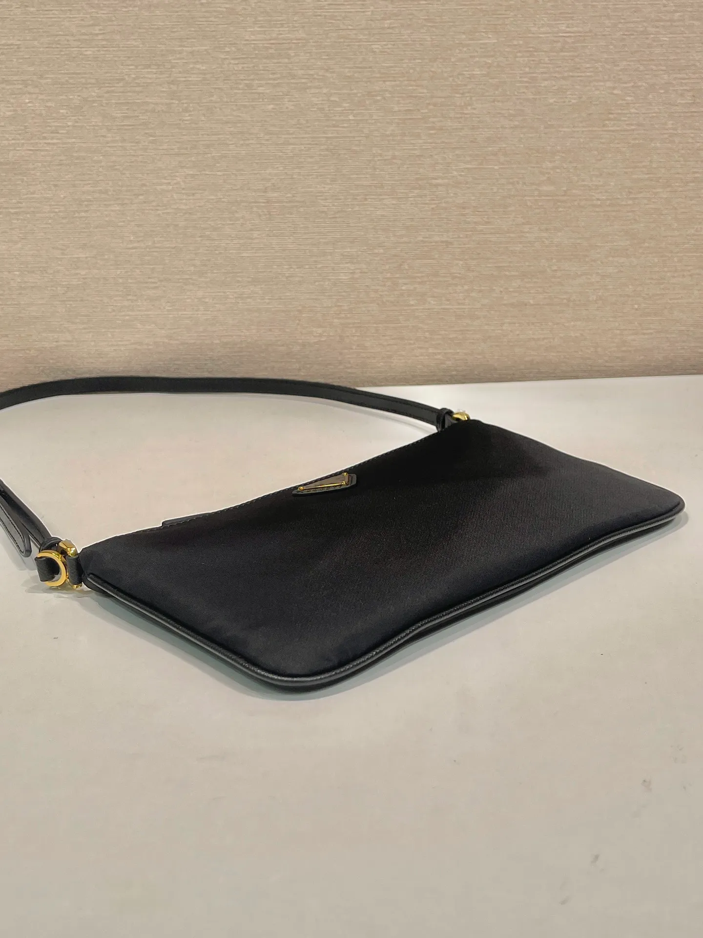 💰700🎉New armpit bag🎉1NE545 long shoulder strap🎉🎉 This underarm bag is made of imported nylon fabric, the shoulder straps are imported cross pattern, metal triangle logo, easy to space, lightweight and practical, the upper body effect is very beautiful and fashionable, and it is a popular style that will never go out of style, babies, hurry up and get it! Length 24x Height 14cm🎉🎉🎉💰💰💰