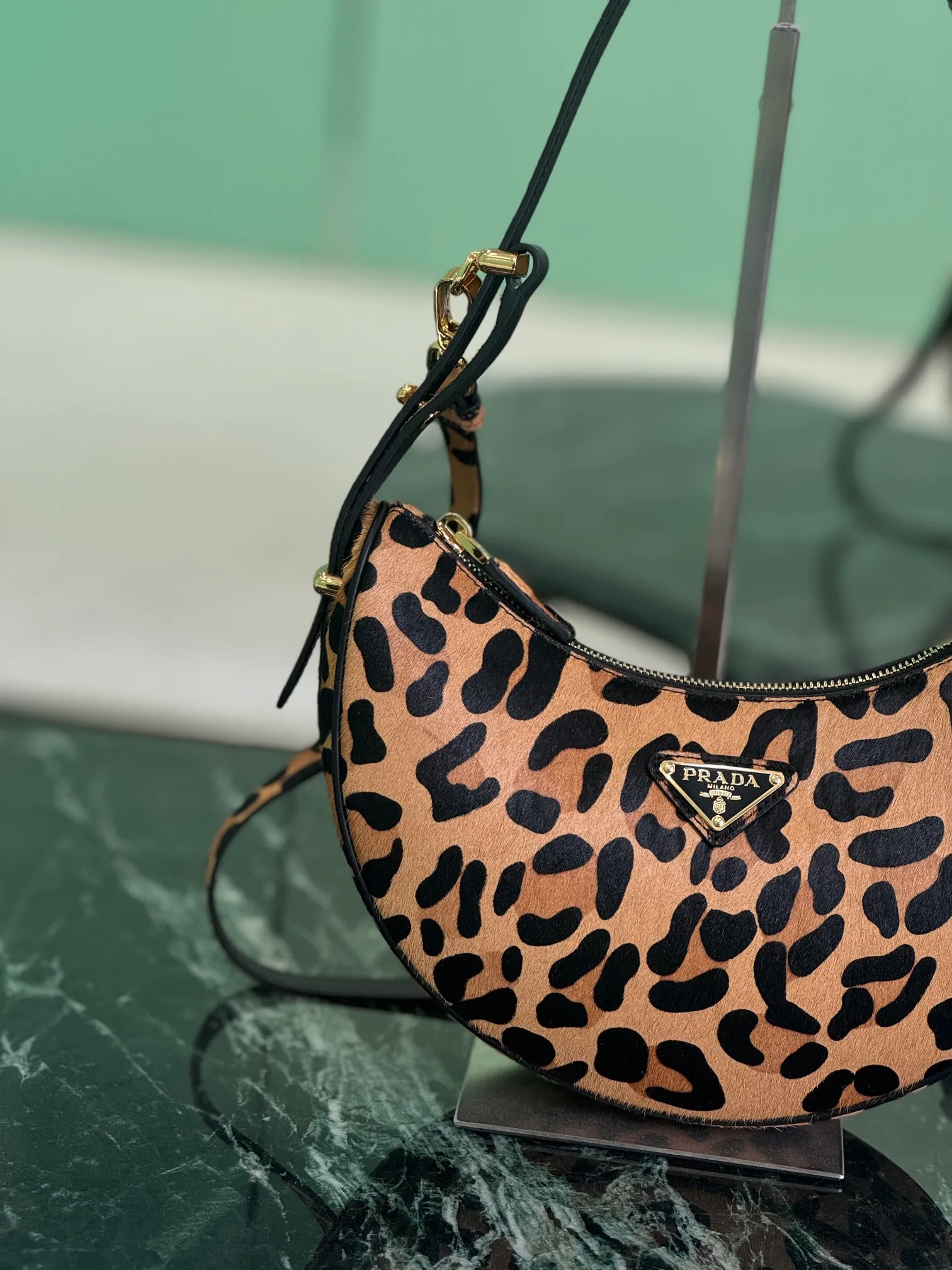💰1400, Moon leopard print handbag uses horse fur craftsmanship, modern and versatile charm, curved body design, equipped with 2 long/short adjustable shoulder straps, easy to change the shape at will. The interior is equipped with imported lambskin, and the metal accessories add to the bright style! Size: length 22.5x height 18.5x bottom 6.5cm Style number: 1BC194