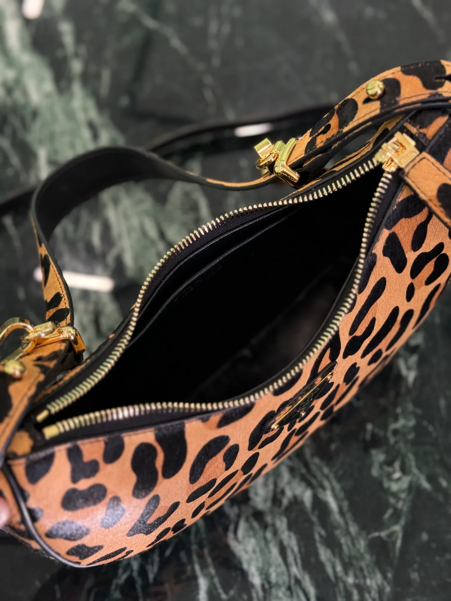 💰1400, Moon leopard print handbag uses horse fur craftsmanship, modern and versatile charm, curved body design, equipped with 2 long/short adjustable shoulder straps, easy to change the shape at will. The interior is equipped with imported lambskin, and the metal accessories add to the bright style! Size: length 22.5x height 18.5x bottom 6.5cm Style number: 1BC194