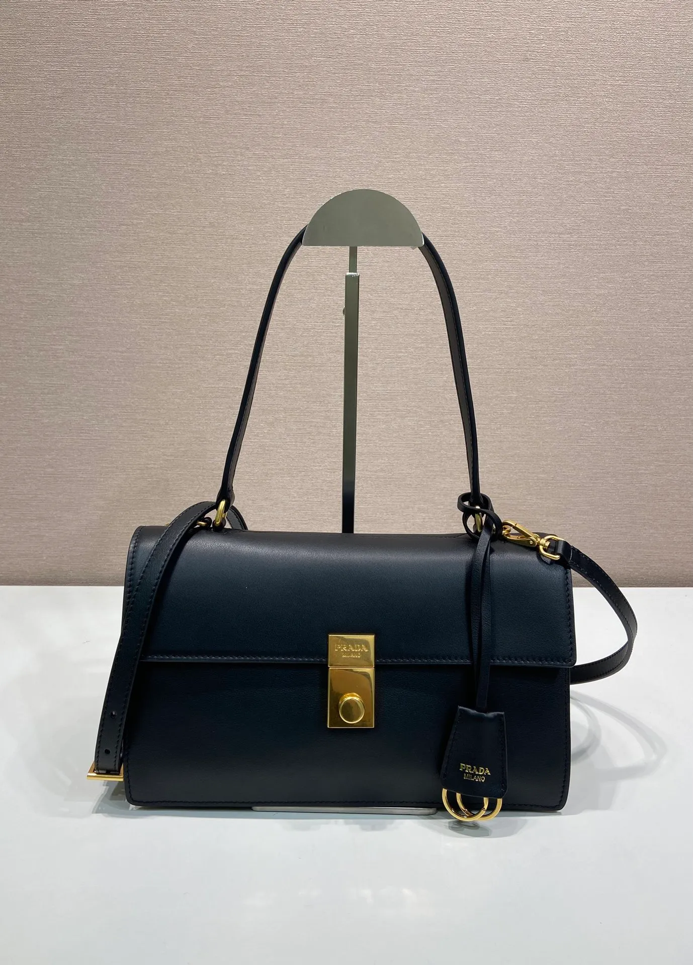 💰1560🎉New catwalk model🎉1BN023 calfskin🎉🎉 This new Soft Sound handbag is made of imported calfskin and soft sheepskin interior. It has ample space, is chic and versatile. Equipped with a detachable long shoulder strap and two compartments, it can be carried by hand or on the shoulder. 😘Shows diverse and fashionable styles. The upper body effect is so classy, ​​I love it😘, it’s another popular model for internet celebrities, babies, hurry up and get it🎉🎉 Length 28x Height 16x Bottom 10cm🎉🎉🎉👏👏👏