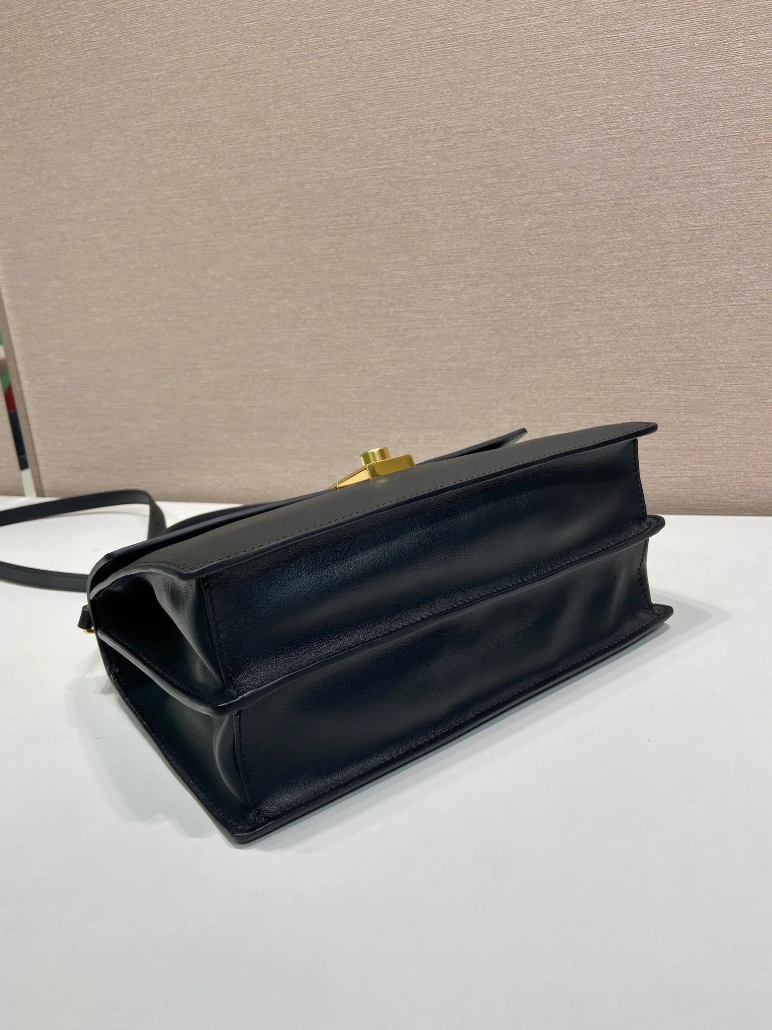 💰1560🎉New catwalk model🎉1BN023 calfskin🎉🎉 This new Soft Sound handbag is made of imported calfskin and soft sheepskin interior. It has ample space, is chic and versatile. Equipped with a detachable long shoulder strap and two compartments, it can be carried by hand or on the shoulder. 😘Shows diverse and fashionable styles. The upper body effect is so classy, ​​I love it😘, it’s another popular model for internet celebrities, babies, hurry up and get it🎉🎉 Length 28x Height 16x Bottom 10cm🎉🎉🎉👏👏👏