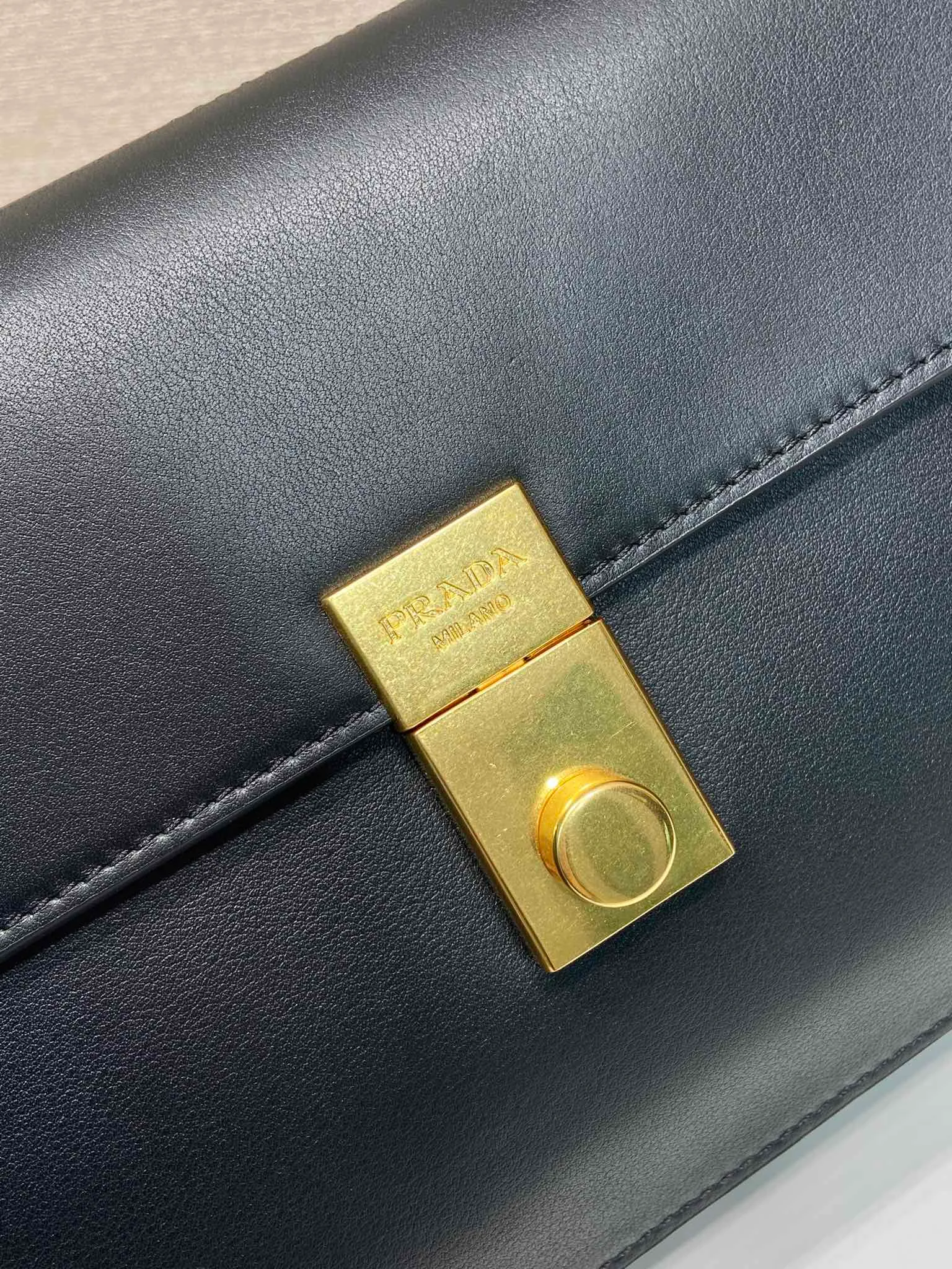 💰1560🎉New catwalk model🎉1BN023 calfskin🎉🎉 This new Soft Sound handbag is made of imported calfskin and soft sheepskin interior. It has ample space, is chic and versatile. Equipped with a detachable long shoulder strap and two compartments, it can be carried by hand or on the shoulder. 😘Shows diverse and fashionable styles. The upper body effect is so classy, ​​I love it😘, it’s another popular model for internet celebrities, babies, hurry up and get it🎉🎉 Length 28x Height 16x Bottom 10cm🎉🎉🎉👏👏👏