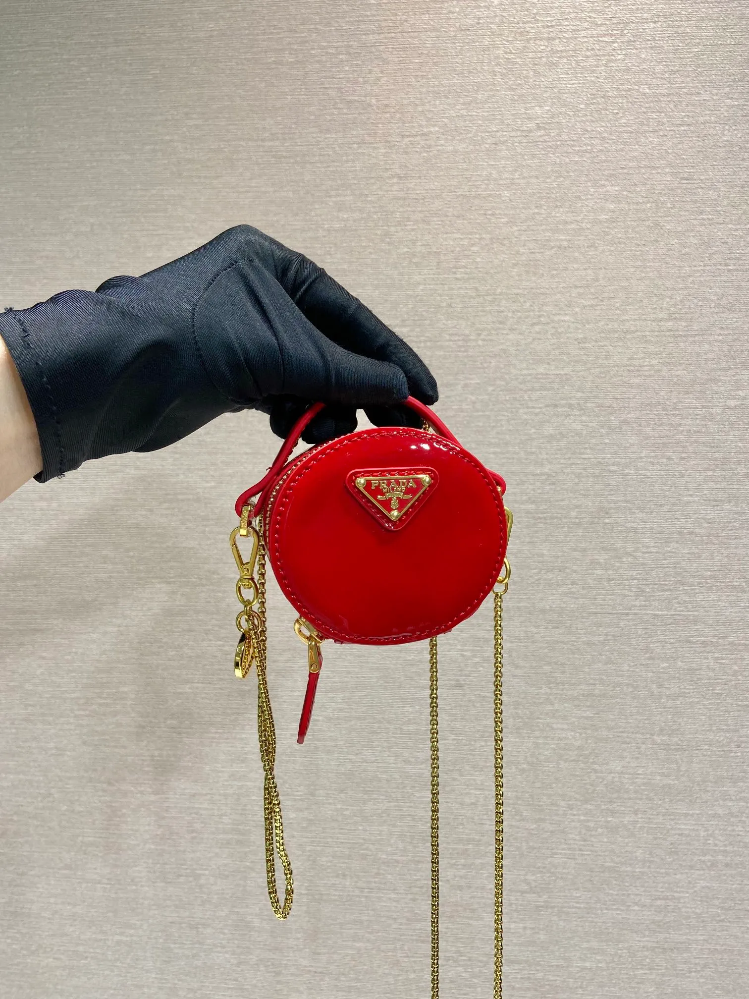 💰960🎉Patent leather round bag🎉1NR023🎉🎉 This round mini bag shows a modern and exquisite silhouette. It is made of glossy cowhide, decorated with sparkling metal hardware, and matched with an elegant detachable chain shoulder strap. It is so cute😍The upper body effect is very eye-catching, cute and cool, don’t you be tempted😗😗, beauties, hurry up and get it, it’s so beautiful and cute😋😋 Length 8x height 8x base 3.5cm🎉🎉🎉👏👏👏