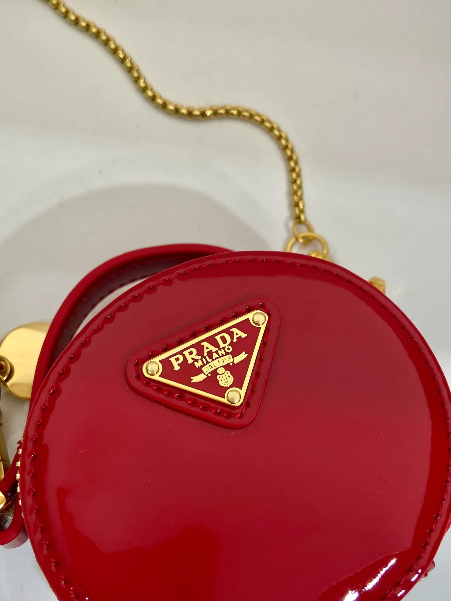 💰960🎉Patent leather round bag🎉1NR023🎉🎉 This round mini bag shows a modern and exquisite silhouette. It is made of glossy cowhide, decorated with sparkling metal hardware, and matched with an elegant detachable chain shoulder strap. It is so cute😍The upper body effect is very eye-catching, cute and cool, don’t you be tempted😗😗, beauties, hurry up and get it, it’s so beautiful and cute😋😋 Length 8x height 8x base 3.5cm🎉🎉🎉👏👏👏