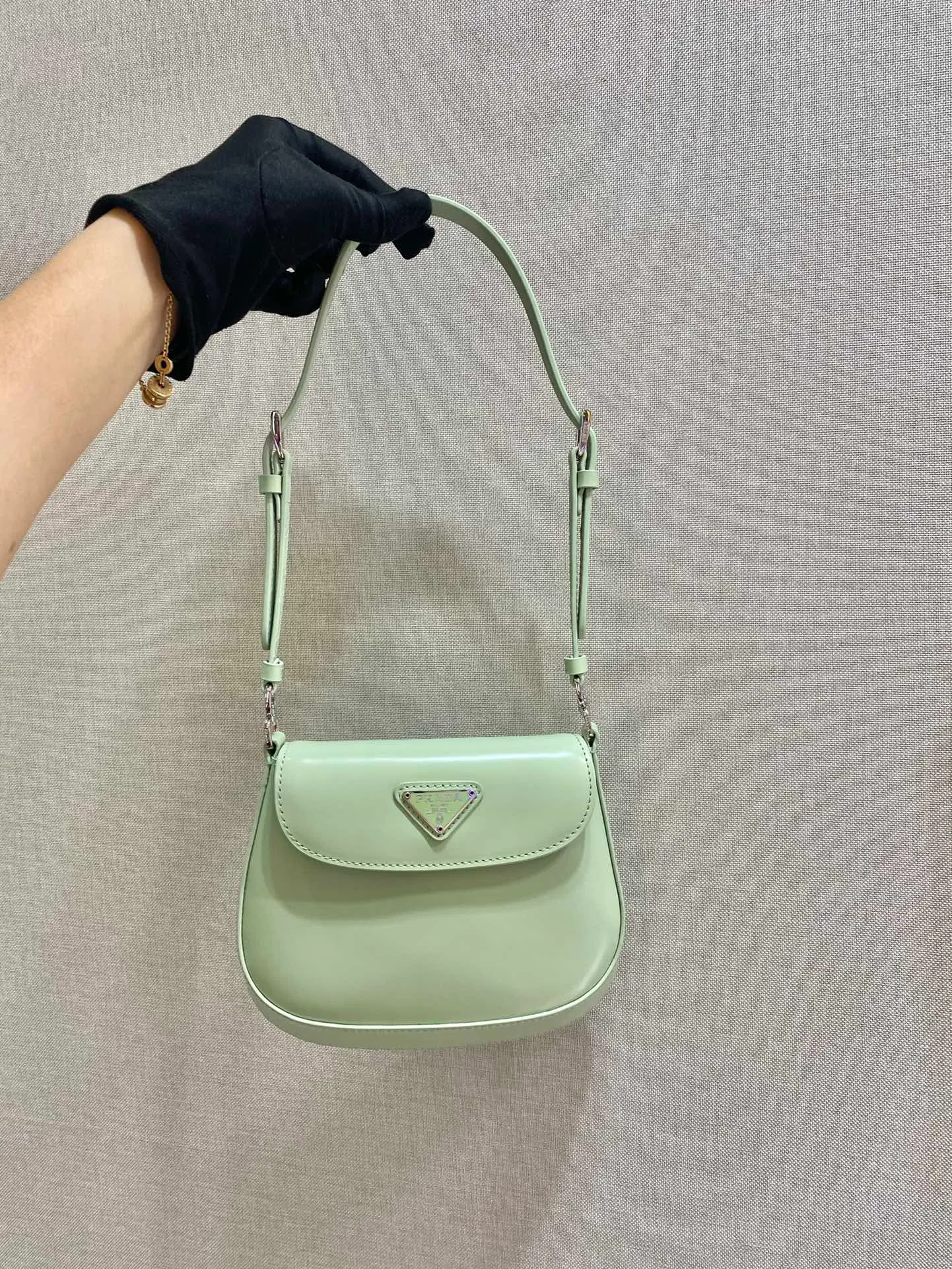 💰1120🎉mini🎉1BH188🎉🎉 Cleo series handbags reinterpret the brand’s iconic archive design and witness the fusion of classicism and futurism. This curved mini shoulder bag has simple and stylish lines, and the unique slanted bottom and sides give the bag a refined style. The handle is equipped with an extension strap, which can be carried by hand or worn cross-body. Lightweight and fashionable🎉🎉, get it now🎉🎉 Length 17x Height 14.5x Bottom 7cm