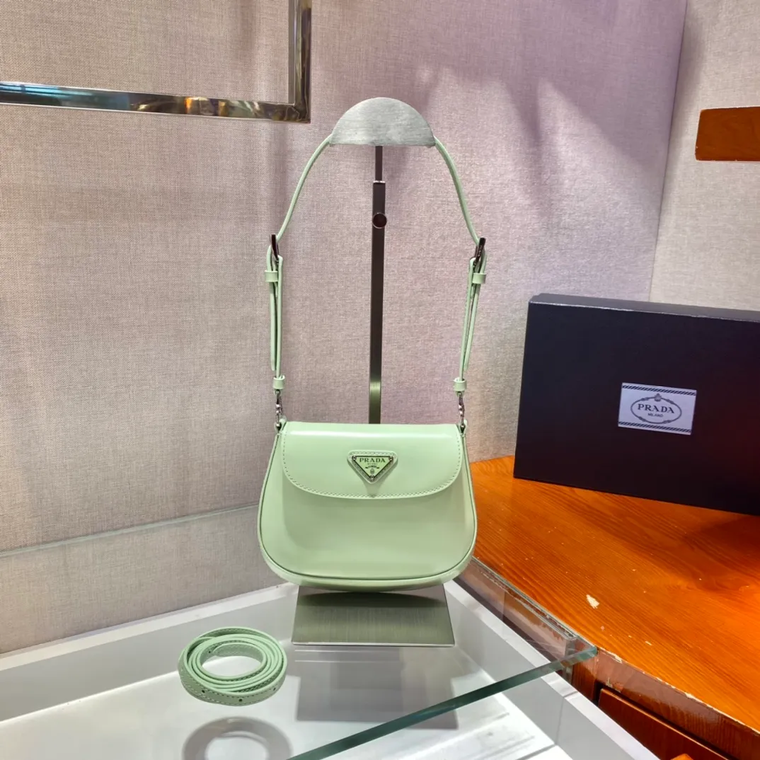 💰1120🎉mini🎉1BH188🎉🎉 Cleo series handbags reinterpret the brand’s iconic archive design and witness the fusion of classicism and futurism. This curved mini shoulder bag has simple and stylish lines, and the unique slanted bottom and sides give the bag a refined style. The handle is equipped with an extension strap, which can be carried by hand or worn cross-body. Lightweight and fashionable🎉🎉, get it now🎉🎉 Length 17x Height 14.5x Bottom 7cm
