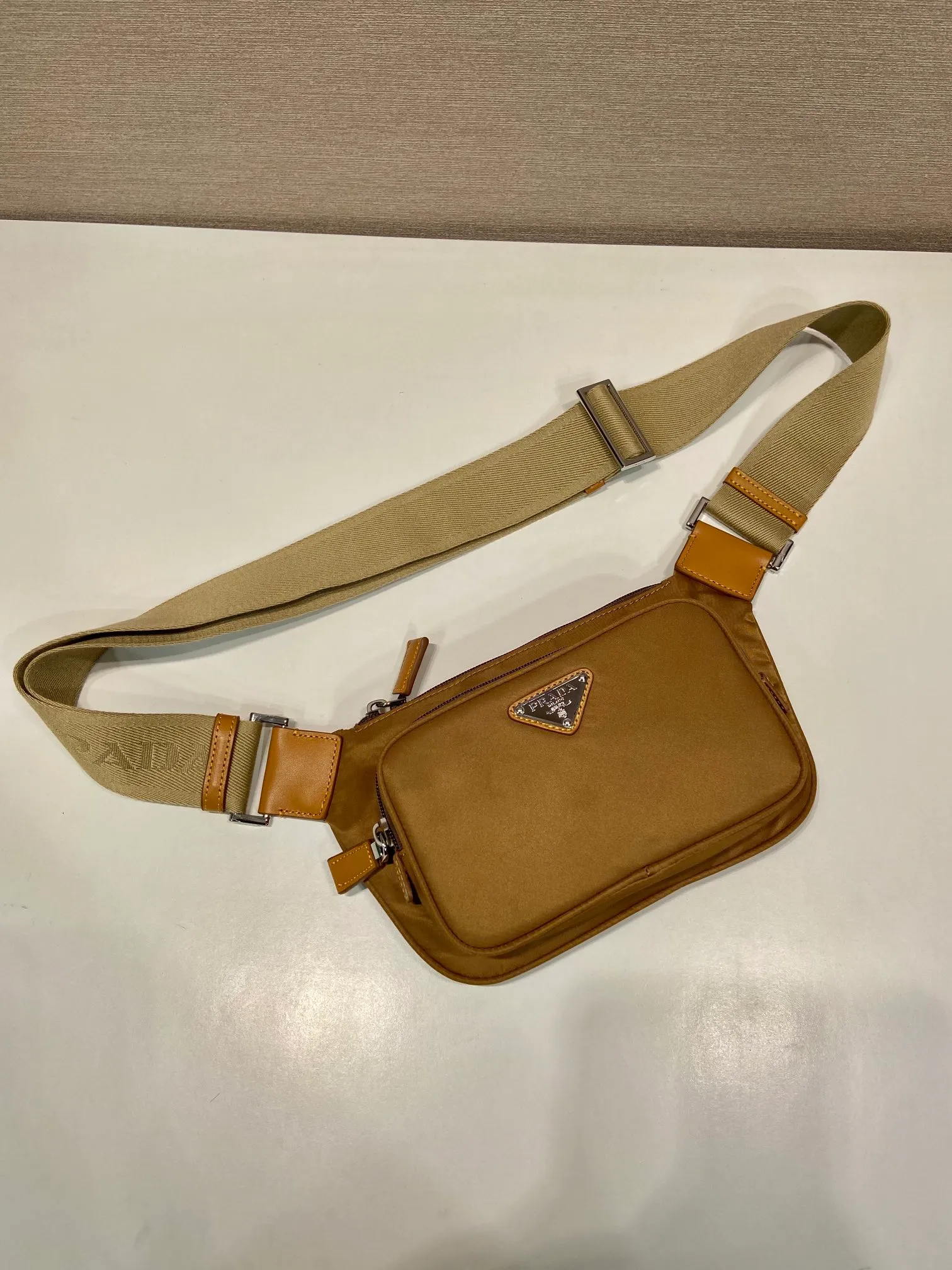 💰900🎉New waist bag🎉2VH128 new color🎉🎉For men and women😘 2024 latest waist bag/chest bag😘This design not only enhances the overall design sense, the upper body effect is great, lightweight and fashionable. It is affordable and very practical for daily wear. It can be used as a waist bag/chest bag/crossbody bag👏It is very practical. Hurry up and get it🎉🎉 Length 19x Height 13cmx Bottom 2.5cm 🎉🎉🎉🎉👏👏👏👏