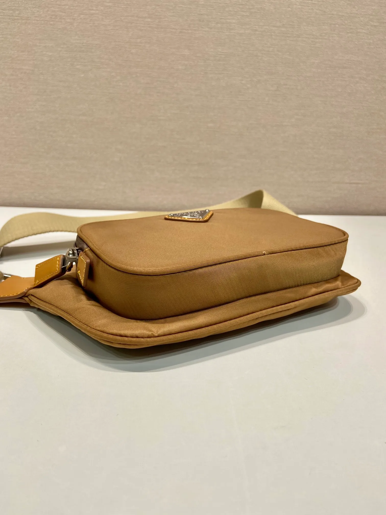 💰900🎉New waist bag🎉2VH128 new color🎉🎉For men and women😘 2024 latest waist bag/chest bag😘This design not only enhances the overall design sense, the upper body effect is great, lightweight and fashionable. It is affordable and very practical for daily wear. It can be used as a waist bag/chest bag/crossbody bag👏It is very practical. Hurry up and get it🎉🎉 Length 19x Height 13cmx Bottom 2.5cm 🎉🎉🎉🎉👏👏👏👏