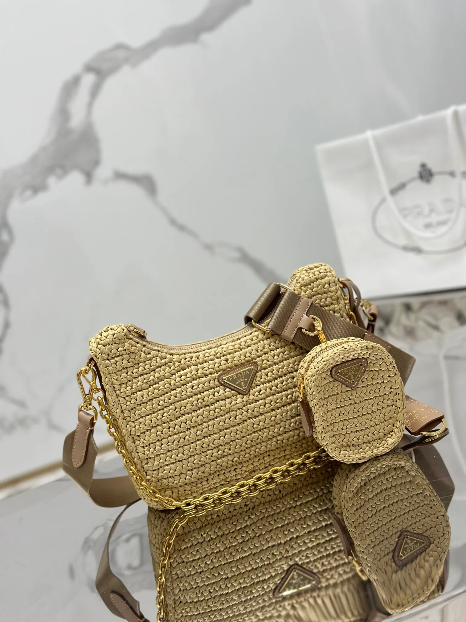 💰1560🌟Straw woven three-in-one This hand-woven three-in-one design is great👏👏One pack of three complex craftsmanship looks very grand/fashionable. What I love most is that there is a small pendant (small bag) hanging on the shoulder strap to give it a high-end feel~ Dimensions: length 23x height 16x bottom 7cm Style number: 1BH204