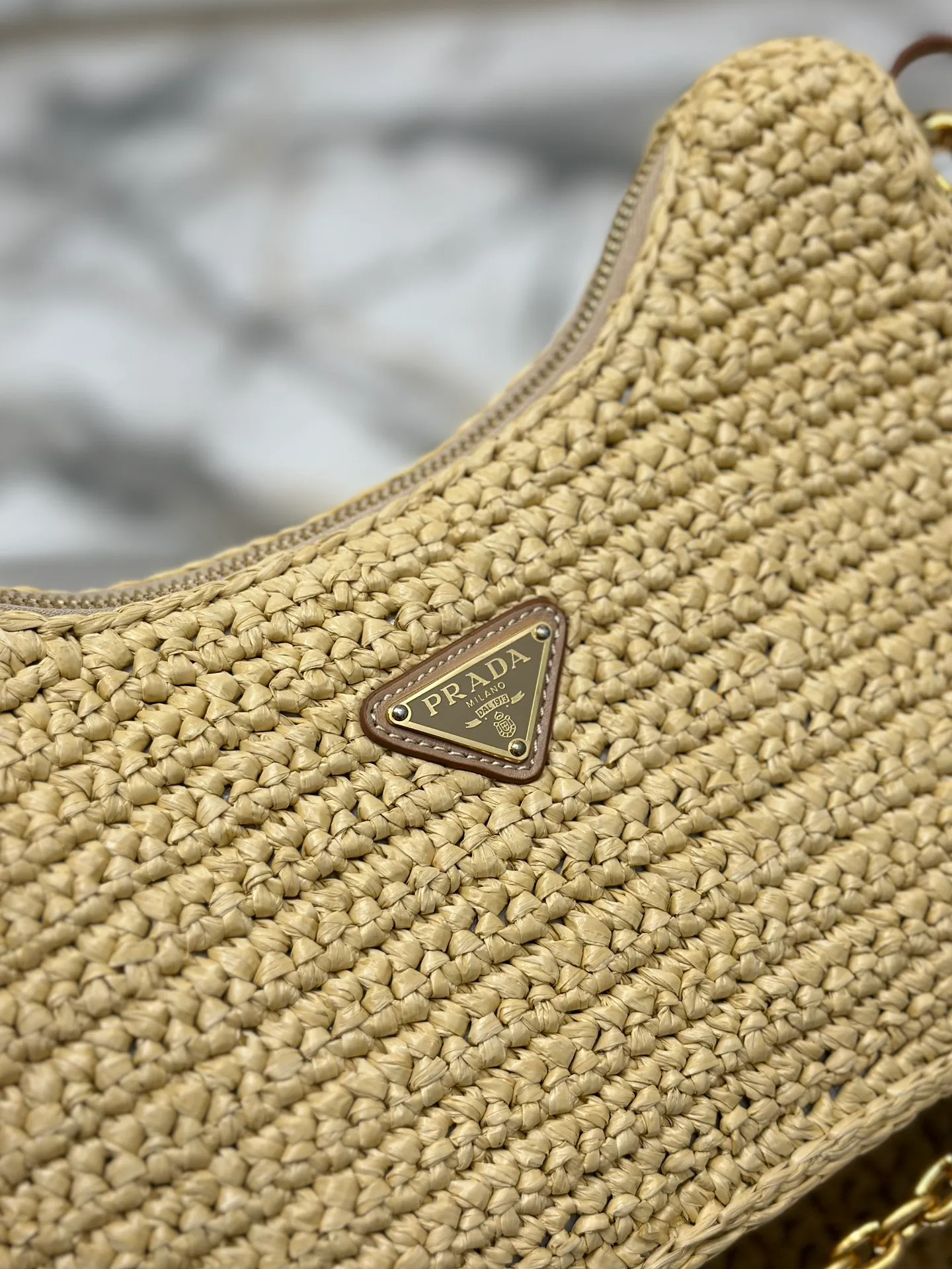 💰1560🌟Straw woven three-in-one This hand-woven three-in-one design is great👏👏One pack of three complex craftsmanship looks very grand/fashionable. What I love most is that there is a small pendant (small bag) hanging on the shoulder strap to give it a high-end feel~ Dimensions: length 23x height 16x bottom 7cm Style number: 1BH204