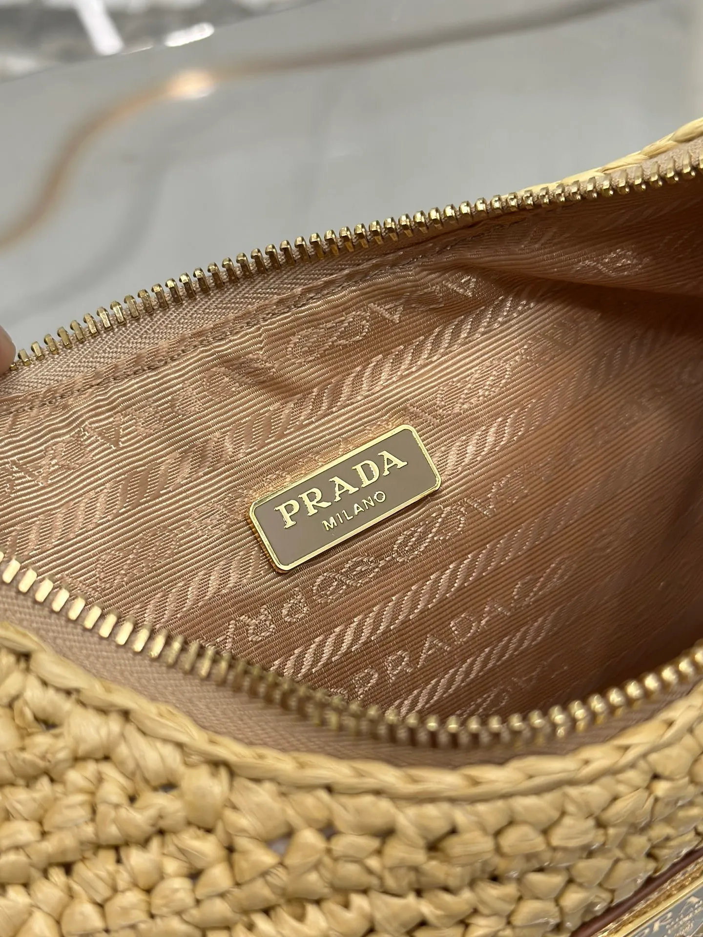 💰1560🌟Straw woven three-in-one This hand-woven three-in-one design is great👏👏One pack of three complex craftsmanship looks very grand/fashionable. What I love most is that there is a small pendant (small bag) hanging on the shoulder strap to give it a high-end feel~ Dimensions: length 23x height 16x bottom 7cm Style number: 1BH204