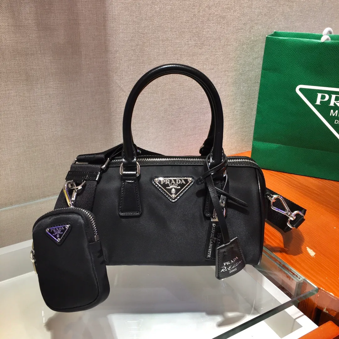 💰1120🎉Boston🎉1BA846👏👏Boston three-in-one😘😘 This Prada hyper Leaves Persian three-in-one pillow bag😘😘 Made of imported high-gloss cross-grain cowhide/nylon fabric, another popular style is born🙊🙊This is a limited edition jointly produced by P family and Galeries Lafayette👍Don’t miss it if you like three-in-one babies😘Plenty of space, the shoulder straps are adjustable and small bags can be hung, and the small bags can be hung on pants and other bags for decoration👏Babies, hurry up and get it😘😘 Size: length 20X height 15X bottom 11cm