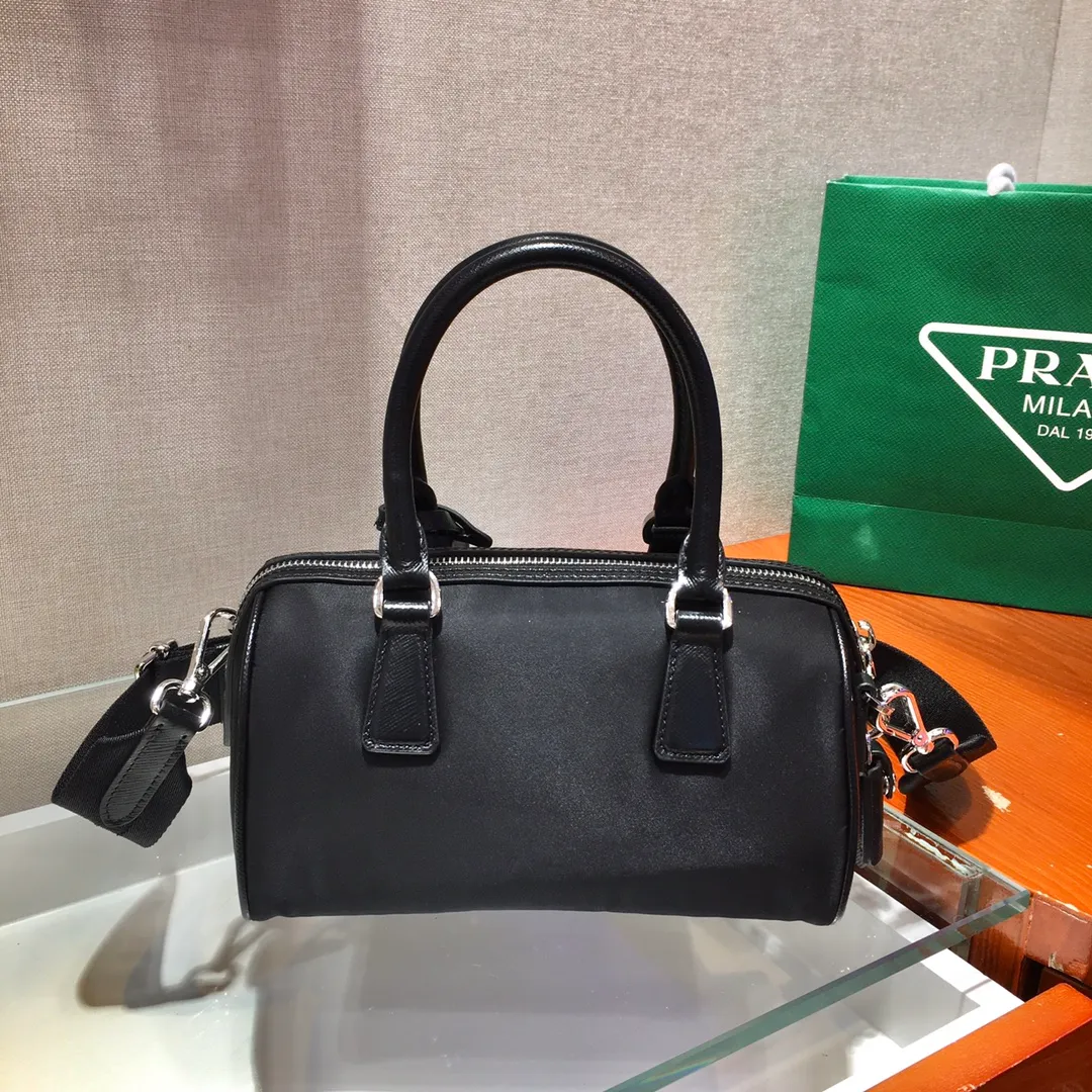 💰1120🎉Boston🎉1BA846👏👏Boston three-in-one😘😘 This Prada hyper Leaves Persian three-in-one pillow bag😘😘 Made of imported high-gloss cross-grain cowhide/nylon fabric, another popular style is born🙊🙊This is a limited edition jointly produced by P family and Galeries Lafayette👍Don’t miss it if you like three-in-one babies😘Plenty of space, the shoulder straps are adjustable and small bags can be hung, and the small bags can be hung on pants and other bags for decoration👏Babies, hurry up and get it😘😘 Size: length 20X height 15X bottom 11cm