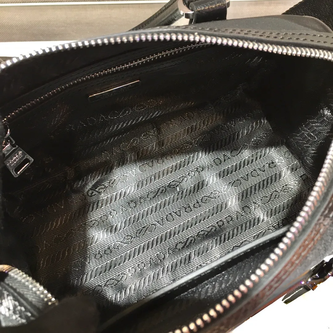 💰1120🎉Boston🎉1BA846👏👏Boston three-in-one😘😘 This Prada hyper Leaves Persian three-in-one pillow bag😘😘 Made of imported high-gloss cross-grain cowhide/nylon fabric, another popular style is born🙊🙊This is a limited edition jointly produced by P family and Galeries Lafayette👍Don’t miss it if you like three-in-one babies😘Plenty of space, the shoulder straps are adjustable and small bags can be hung, and the small bags can be hung on pants and other bags for decoration👏Babies, hurry up and get it😘😘 Size: length 20X height 15X bottom 11cm