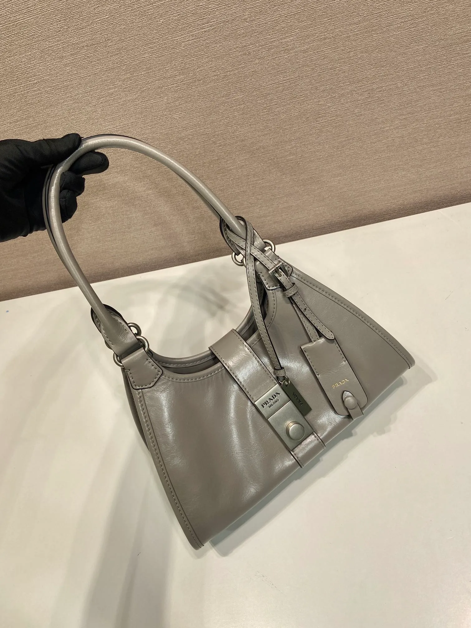 💰1500🎉New product🎉1BG580 mini🎉🎉 This mini catwalk model is made of imported waxed leather, top-grade hardware, and the front panel is equipped with a buckle lock opening and closing. It has a large capacity and can be carried by hand or on the shoulder. The upper body effect is very fashionable. If you like babies, hurry up and get it🎉🎉 Length 26x height 18x base 12cm🎉🎉🎉💰💰💰