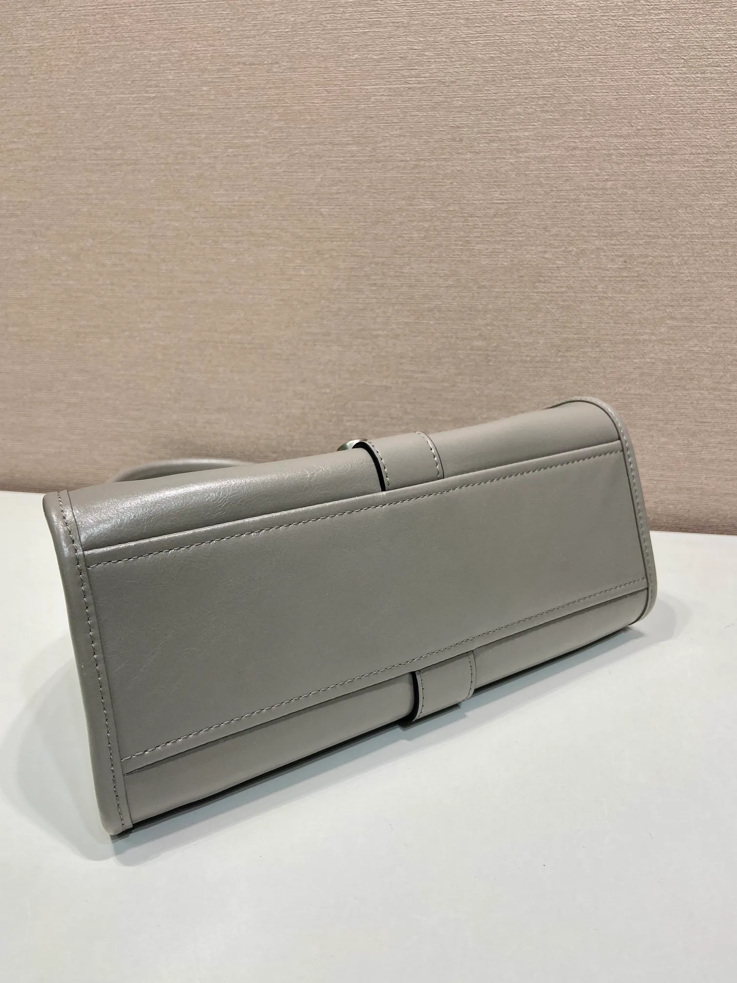 💰1500🎉New product🎉1BG580 mini🎉🎉 This mini catwalk model is made of imported waxed leather, top-grade hardware, and the front panel is equipped with a buckle lock opening and closing. It has a large capacity and can be carried by hand or on the shoulder. The upper body effect is very fashionable. If you like babies, hurry up and get it🎉🎉 Length 26x height 18x base 12cm🎉🎉🎉💰💰💰