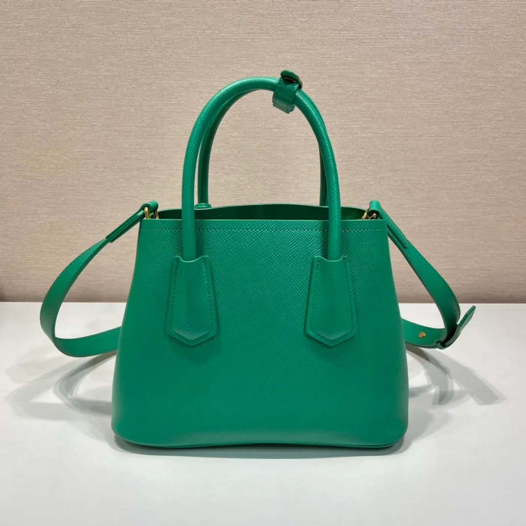 💰1900🎉New style🎉1BG443 small shopping bag🎉🎉 This Double handbag is presented in a novel mini version, combining functionality and exquisite style. Tonal leather triangle wraps around signature metal lettering logo at front. Detachable shoulder strap for shoulder or cross-body wear. Simple and elegant, if you like babies, hurry up and get it🎉🎉 Length 25x Height 18.5x Bottom 12.5cm