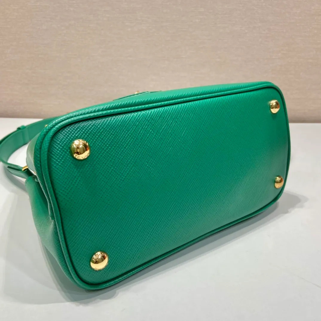 💰1900🎉New style🎉1BG443 small shopping bag🎉🎉 This Double handbag is presented in a novel mini version, combining functionality and exquisite style. Tonal leather triangle wraps around signature metal lettering logo at front. Detachable shoulder strap for shoulder or cross-body wear. Simple and elegant, if you like babies, hurry up and get it🎉🎉 Length 25x Height 18.5x Bottom 12.5cm