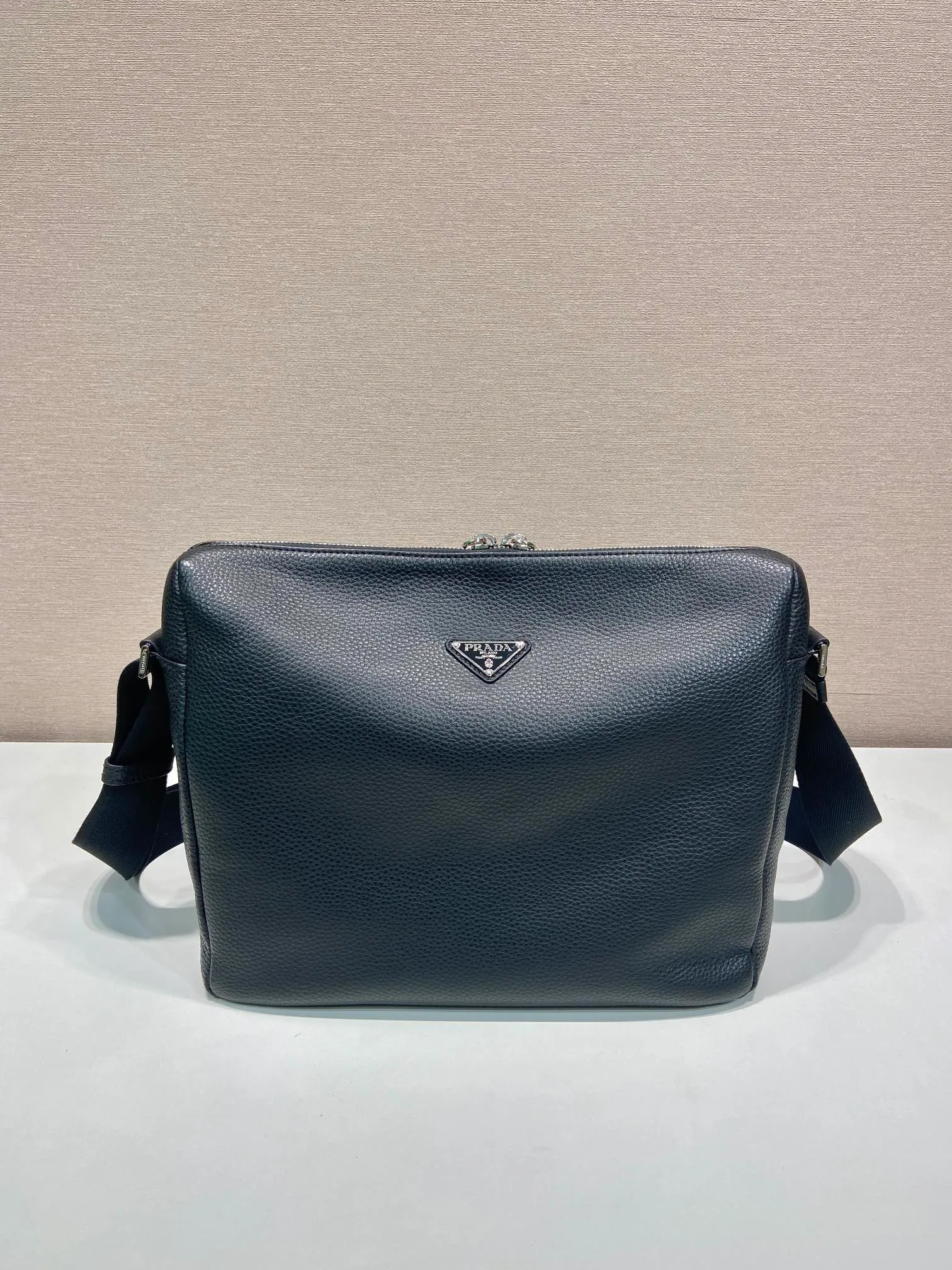 💰1660🎉New Messenger Bag🎉🎉😉2VH183 Small🎉🎉 This modern and practical leather handbag features a soft silhouette with stylish details. This braided strap complements a versatile, sporty style. Zipper closure, internal zipper pocket, regenerated nylon logo printed lining, the upper body effect is very fashionable and spacious, handsome guys, hurry up and get it🎉🎉 Length 31.5x Height 25x Bottom 14cm👏👏👏🎉🎉🎉
