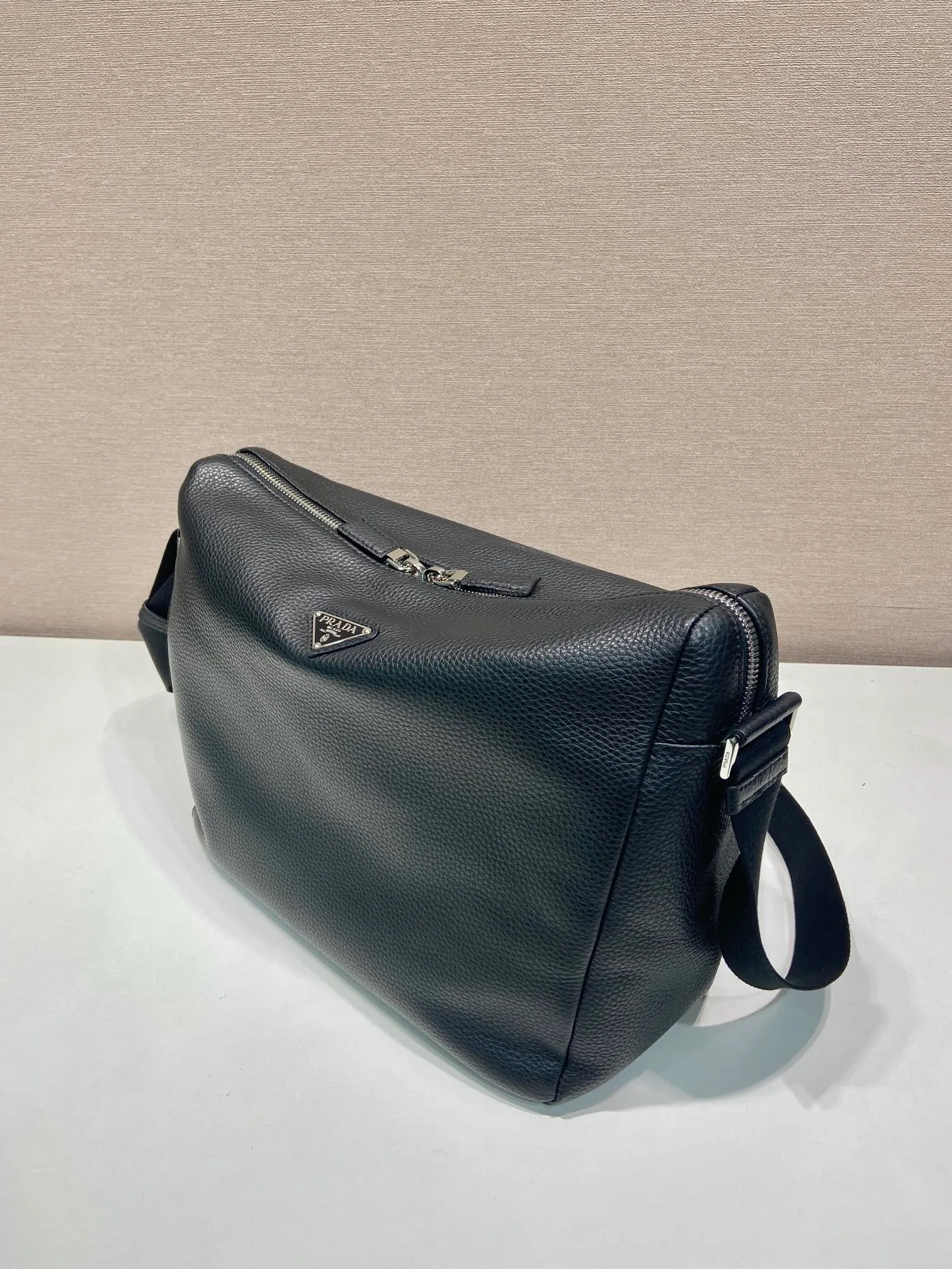 💰1660🎉New Messenger Bag🎉🎉😉2VH183 Small🎉🎉 This modern and practical leather handbag features a soft silhouette with stylish details. This braided strap complements a versatile, sporty style. Zipper closure, internal zipper pocket, regenerated nylon logo printed lining, the upper body effect is very fashionable and spacious, handsome guys, hurry up and get it🎉🎉 Length 31.5x Height 25x Bottom 14cm👏👏👏🎉🎉🎉