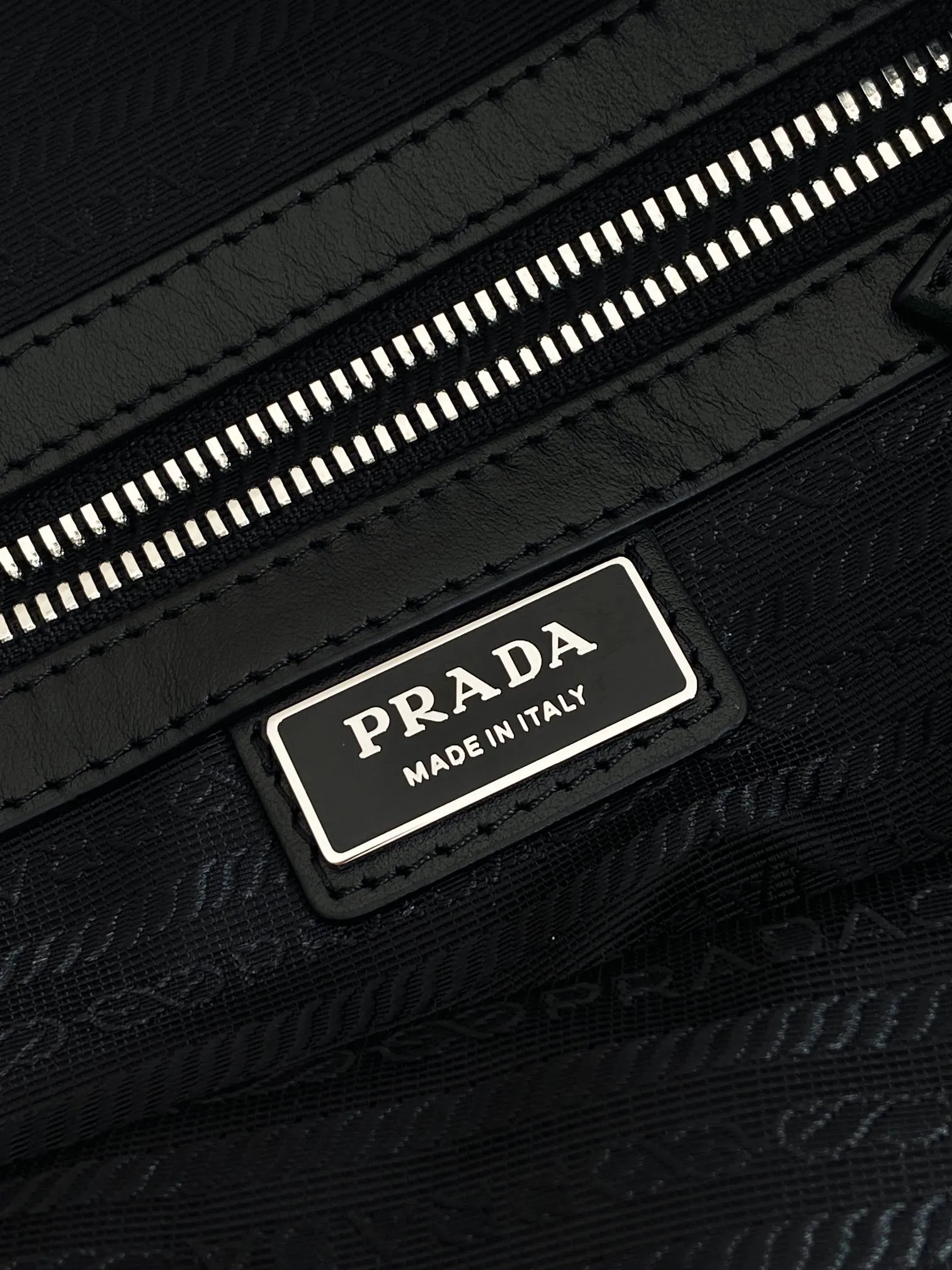 💰1660🎉New Messenger Bag🎉🎉😉2VH183 Small🎉🎉 This modern and practical leather handbag features a soft silhouette with stylish details. This braided strap complements a versatile, sporty style. Zipper closure, internal zipper pocket, regenerated nylon logo printed lining, the upper body effect is very fashionable and spacious, handsome guys, hurry up and get it🎉🎉 Length 31.5x Height 25x Bottom 14cm👏👏👏🎉🎉🎉