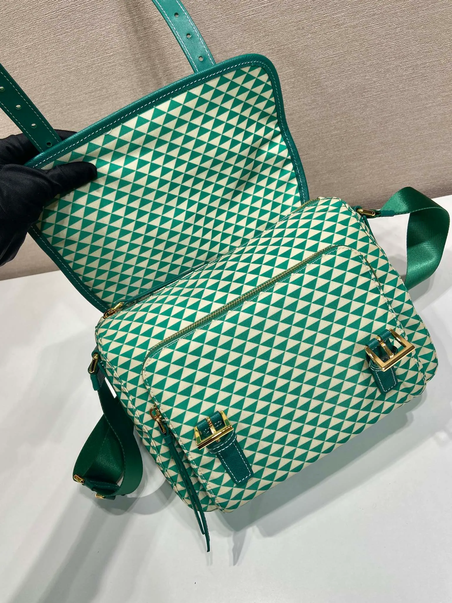 💰1320🎉New Symbole🎉1BD383 Messenger Bag🎉 This messenger bag is made of fabric-printed nylon fabric with cross-grain cowhide. The color is eye-catching, and the print on the bag is composed of classic triangles, which is very eye-catching and has a large space. She is so beautiful😘, beauties, hurry up and get it, it is a must-have in spring and summer👏👏 Length 25x height 19.5x base 11cm🎉🎉🎉💰💰💰