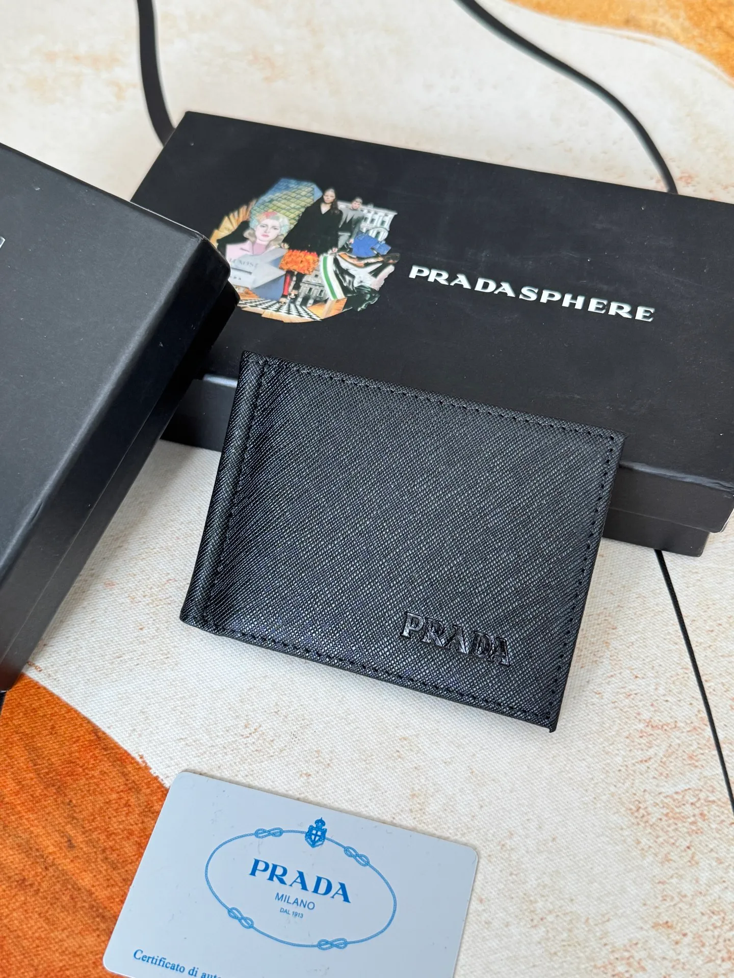 💰130💰Prada Exclusive Real Photo Dollar Bill Clip Cross-grain cowhide metal clip in the middle. Simple and easy to use. It can store money at any time and is easier to put in the trouser pocket. Model: 2MC165 - Dollar Clip Size: 12*8cm