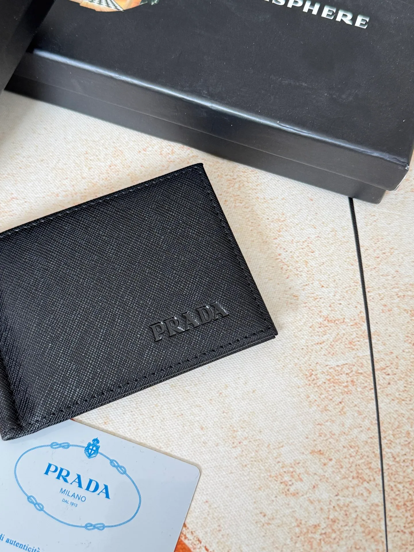 💰130💰Prada Exclusive Real Photo Dollar Bill Clip Cross-grain cowhide metal clip in the middle. Simple and easy to use. It can store money at any time and is easier to put in the trouser pocket. Model: 2MC165 - Dollar Clip Size: 12*8cm