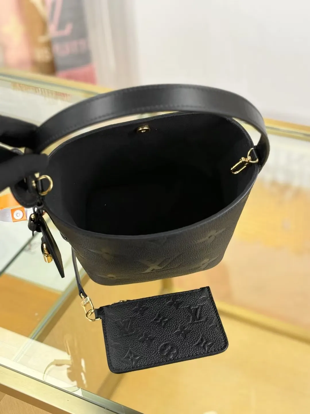 P¥1360👉nfc163C01 dynamic chip👈 [100% MB special grade original leather, all steel hardware, original leather] This All In BB handbag integrates modern design concepts into elegant silhouette and ample space. Monogram Empreinte leather craftsmanship creates a simple bucket bag structure, the iconic nameplate and metal padlock highlight the exquisite details, and the adjustable handle pays homage to the brand's trunk-making heritage. Embossed grained cow leather - Cow leather trim - Textile lining - Metal hardware - Magnetic and hook closure - Removable zippered interior pocket - A brand name - Padlock - Holds your smartphone, keys, Zippy wallet and headphones - Shoulder strap: non-detachable, adjustable! ! Model: M13480; Size: 16x18x12CM