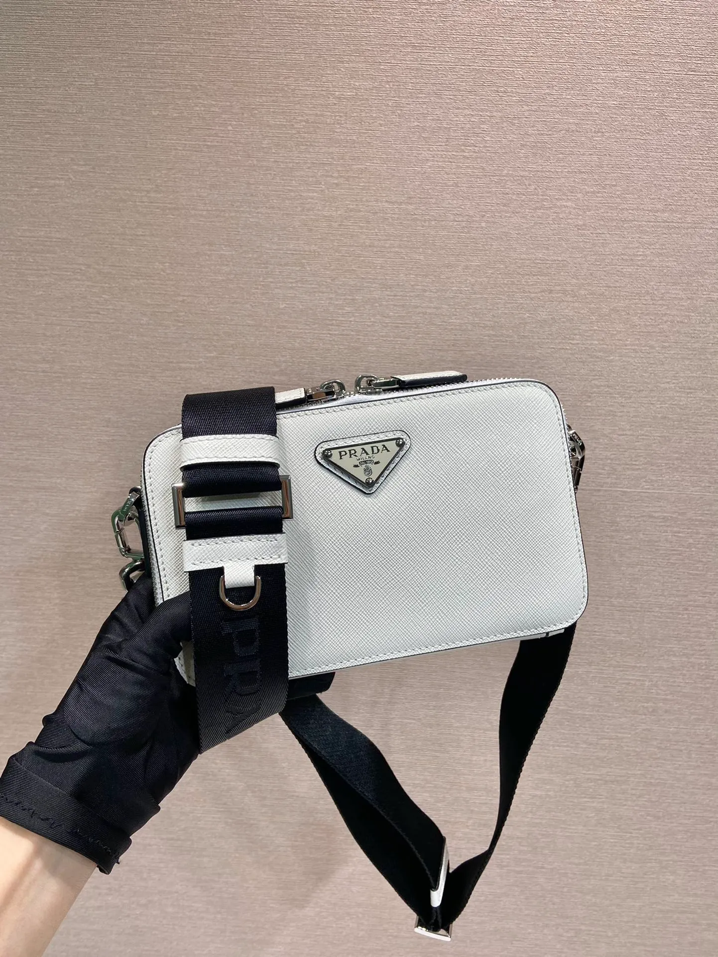 💰1120🎉New messenger bag🎉2VH173 cross pattern🎉👏 The contour lines of this 2024 Brique handbag are smooth and elegant, and the unique interwoven texture and wax ironing process of Saffiano leather add to the elegance and noble temperament. The detachable and adjustable shoulder strap features an enameled metal triangle logo for a stylish and versatile fit. It has a large capacity and is worth owning. Hurry up and get it🎉🎉Length 19x Height 11.5x Bottom 3.5cm🎉🎉👏👏