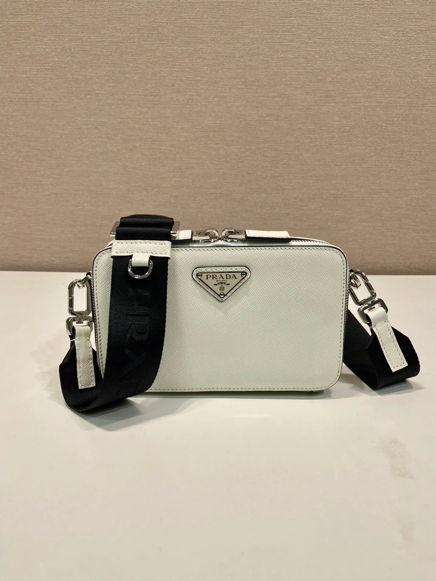 💰1120🎉New messenger bag🎉2VH173 cross pattern🎉👏 The contour lines of this 2024 Brique handbag are smooth and elegant, and the unique interwoven texture and wax ironing process of Saffiano leather add to the elegance and noble temperament. The detachable and adjustable shoulder strap features an enameled metal triangle logo for a stylish and versatile fit. It has a large capacity and is worth owning. Hurry up and get it🎉🎉Length 19x Height 11.5x Bottom 3.5cm🎉🎉👏👏