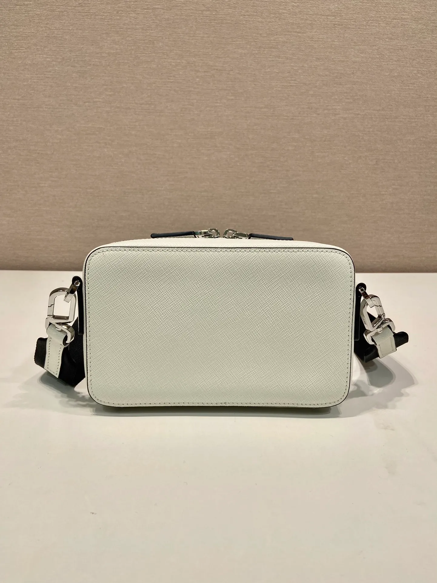 💰1120🎉New messenger bag🎉2VH173 cross pattern🎉👏 The contour lines of this 2024 Brique handbag are smooth and elegant, and the unique interwoven texture and wax ironing process of Saffiano leather add to the elegance and noble temperament. The detachable and adjustable shoulder strap features an enameled metal triangle logo for a stylish and versatile fit. It has a large capacity and is worth owning. Hurry up and get it🎉🎉Length 19x Height 11.5x Bottom 3.5cm🎉🎉👏👏