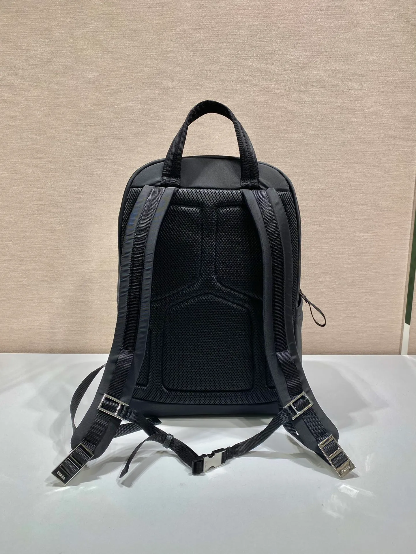 💰1320🎉New Backpack🎉2VZ085🎉🎉 This backpack is made of imported nylon, equipped with spacious external zipper pockets and adjustable shoulder straps, presenting a multi-functional design style. Linea Rossa latex logo label with unique decoration. Fashionable and elegant, worth owning, hurry up and get it🎉🎉 Length 40x Height 43x Bottom 17cm